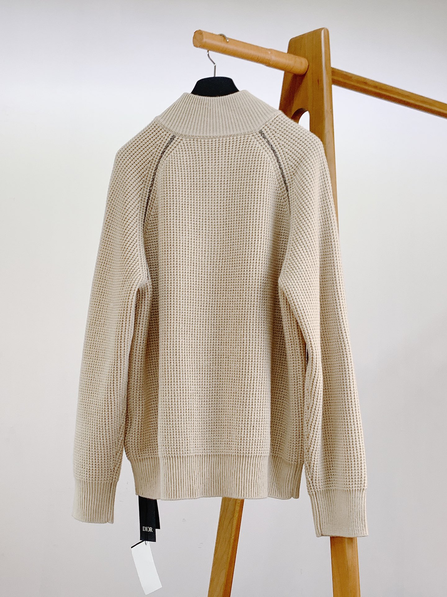 
Dior Homme 迪奥·桀傲 拉链针织🧶开衫，这款拉链衣领针织衫将运动精神与经典单品巧妙融合。客供