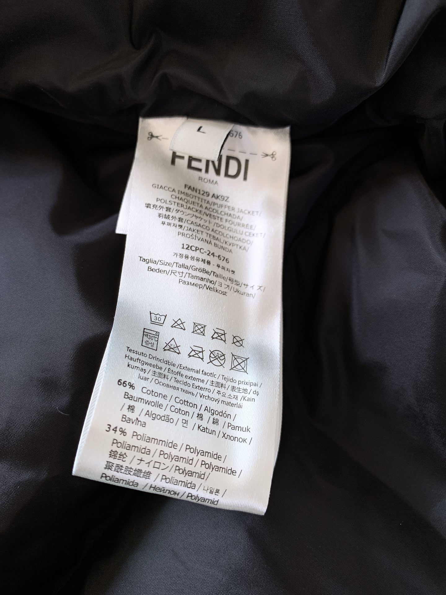 Fendi芬迪2024FW秋冬新品暗纹提花连帽羽绒服甄选优质科技聚纤维面料打造采用独特的暗纹提花工艺使面