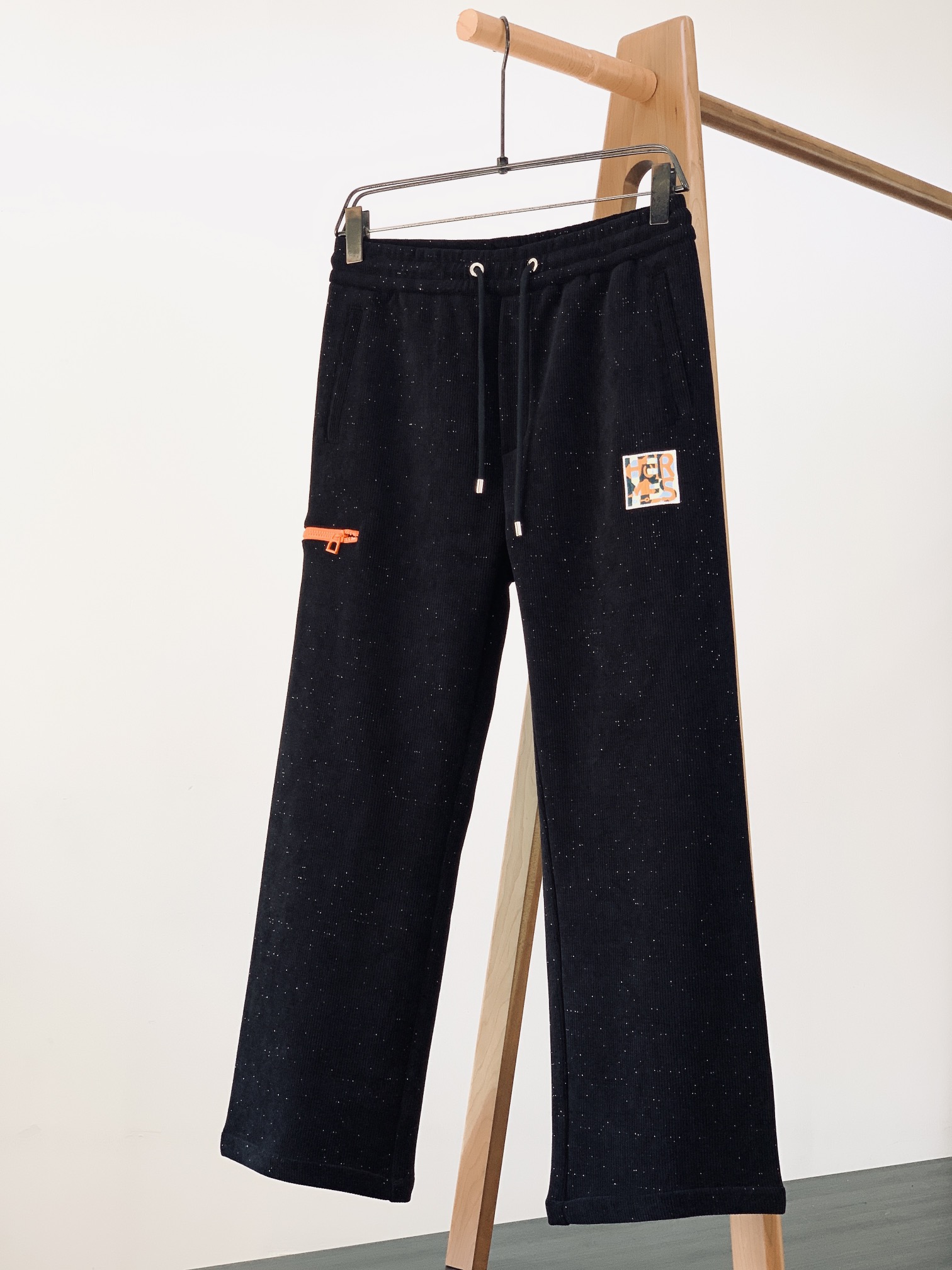 NO:726115,Support after-sales service after the year. Hermès drawstring embroidered badge casual pants fashion series, unique patchwork design, drawstring casual shorts. The yarn has been dyed and spun. A major domestic factory exports to Japan and supplies fabrics from several top brands. It feels soft and waxy, quite wide and stylish, and solves the problem of discoloration after washing. The pants are neat and elegant, and the upper body looks tall and handsome. ……………………………………………………  SizeM-3XL,,hermes,hermes,shorts,19860909支持年后售后 Hermès 爱马仕 抽绳刺绣徽章休闲裤 时尚系列,独特拼料设计,抽绳休闲短裤 订纱开始订染和订纺. 国内某大厂出口日本 和供应几大顶级品牌的面料. 手感软糯 , 挺阔有型 , 解决 , 洗涤变色的问题. 裤型利落大气 , 上身显高超帅. …………………………………………………… SizeM-3XL,,hermes,hermes,shorts,,Men's clothing