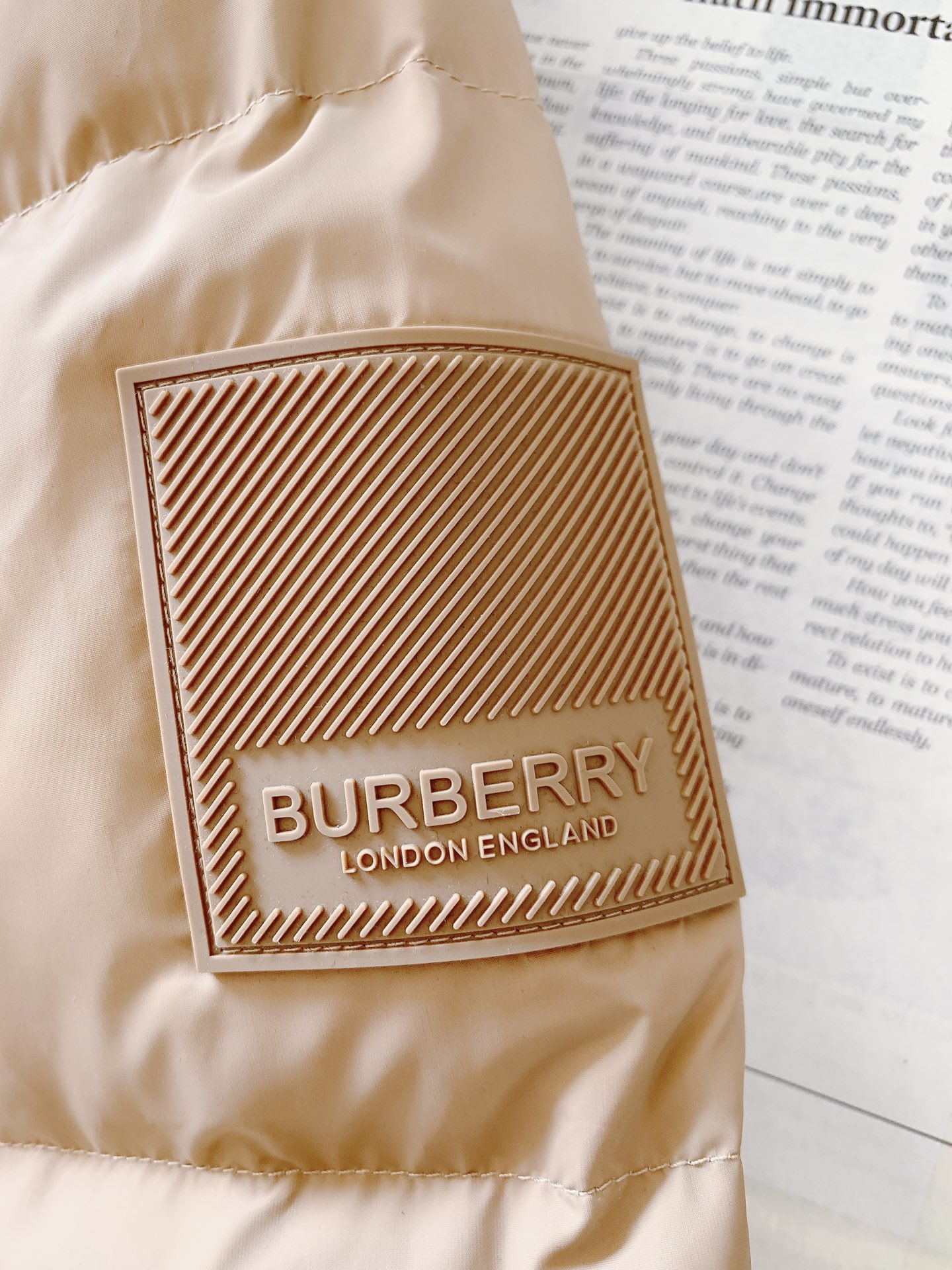 Burberry巴宝莉2024FW秋冬新品休闲二合一连帽羽绒服搭配可拆卸衣袖衣帽可作为或穿着采用焕新的简