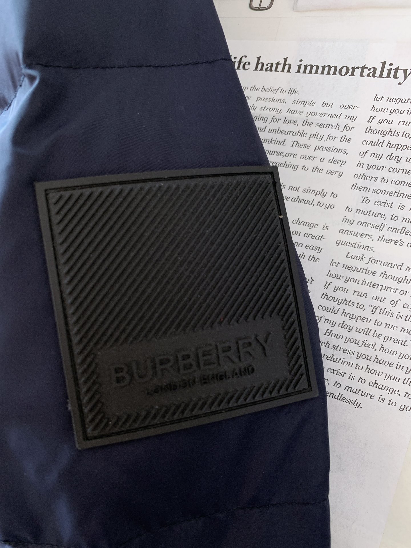 Burberry巴宝莉2024FW秋冬新品休闲二合一连帽羽绒服搭配可拆卸衣袖衣帽可作为或穿着采用焕新的简