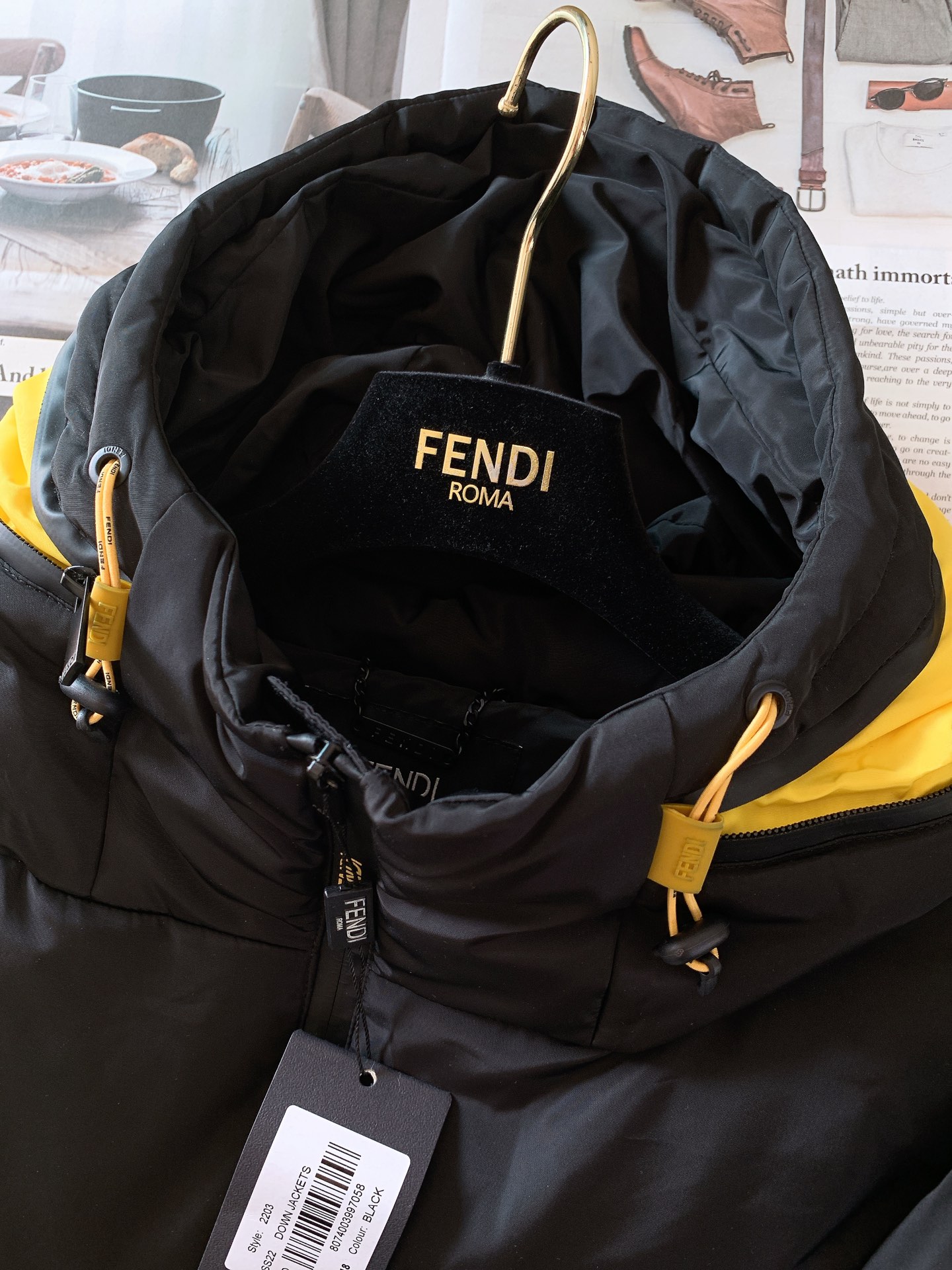 Fendi芬迪2024FW秋冬新品休闲连帽羽绒服甄选优质科技聚纤维面料打造使面料在视觉上呈现出丰富的层次