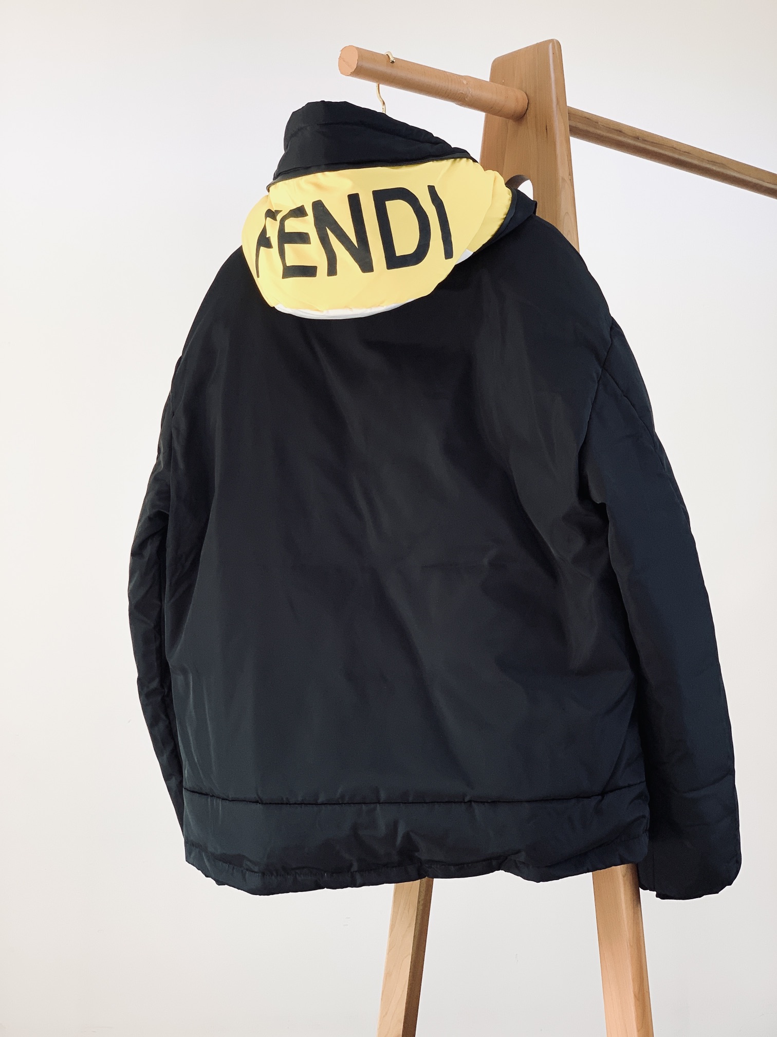 Fendi芬迪2024FW秋冬新品休闲连帽羽绒服甄选优质科技聚纤维面料打造使面料在视觉上呈现出丰富的层次