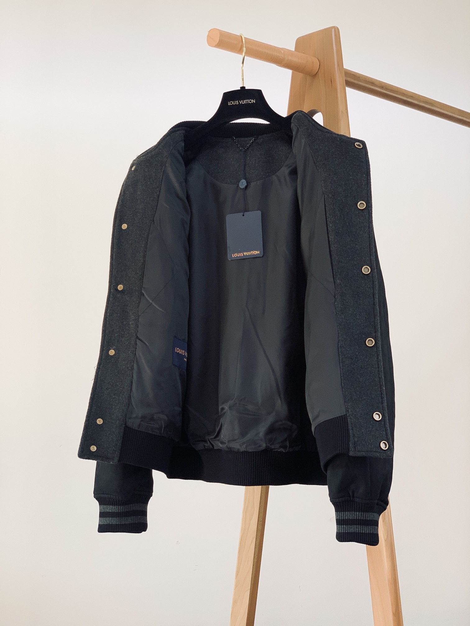 
LouisVuitton 路易威登 伊布拉希莫维奇 同款 棒球刺绣夹克外套，区别市场普通版本。以品牌精