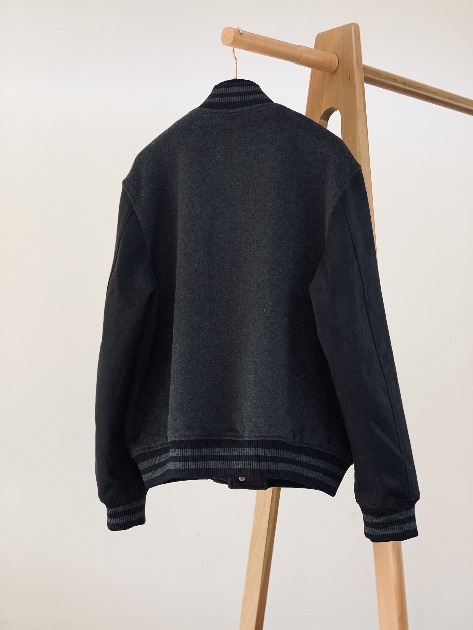 
LouisVuitton 路易威登 伊布拉希莫维奇 同款 棒球刺绣夹克外套，区别市场普通版本。以品牌精