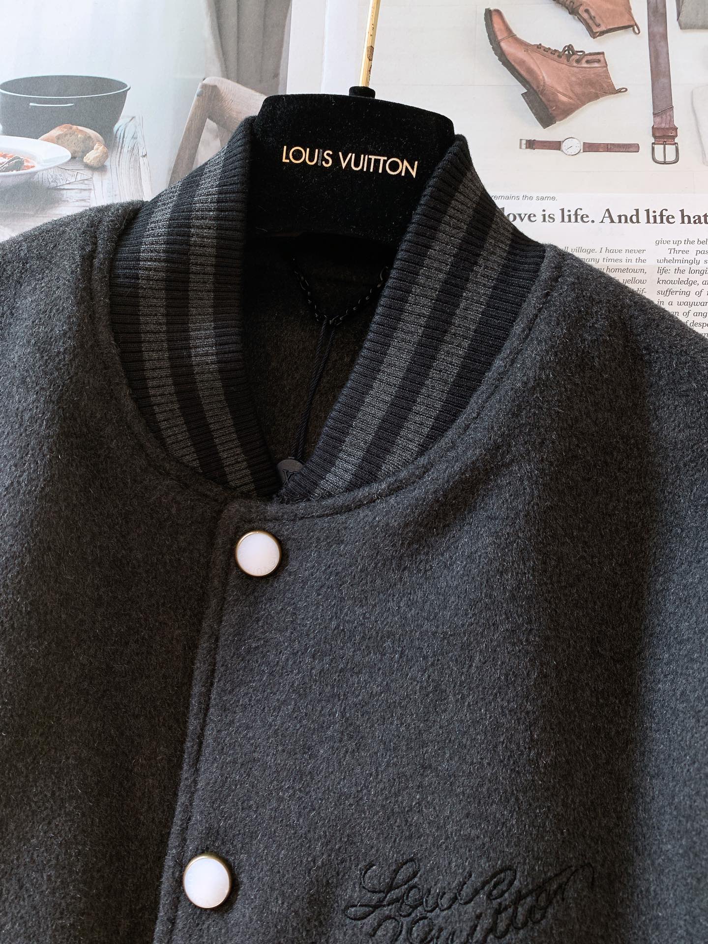 
LouisVuitton 路易威登 伊布拉希莫维奇 同款 棒球刺绣夹克外套，区别市场普通版本。以品牌精