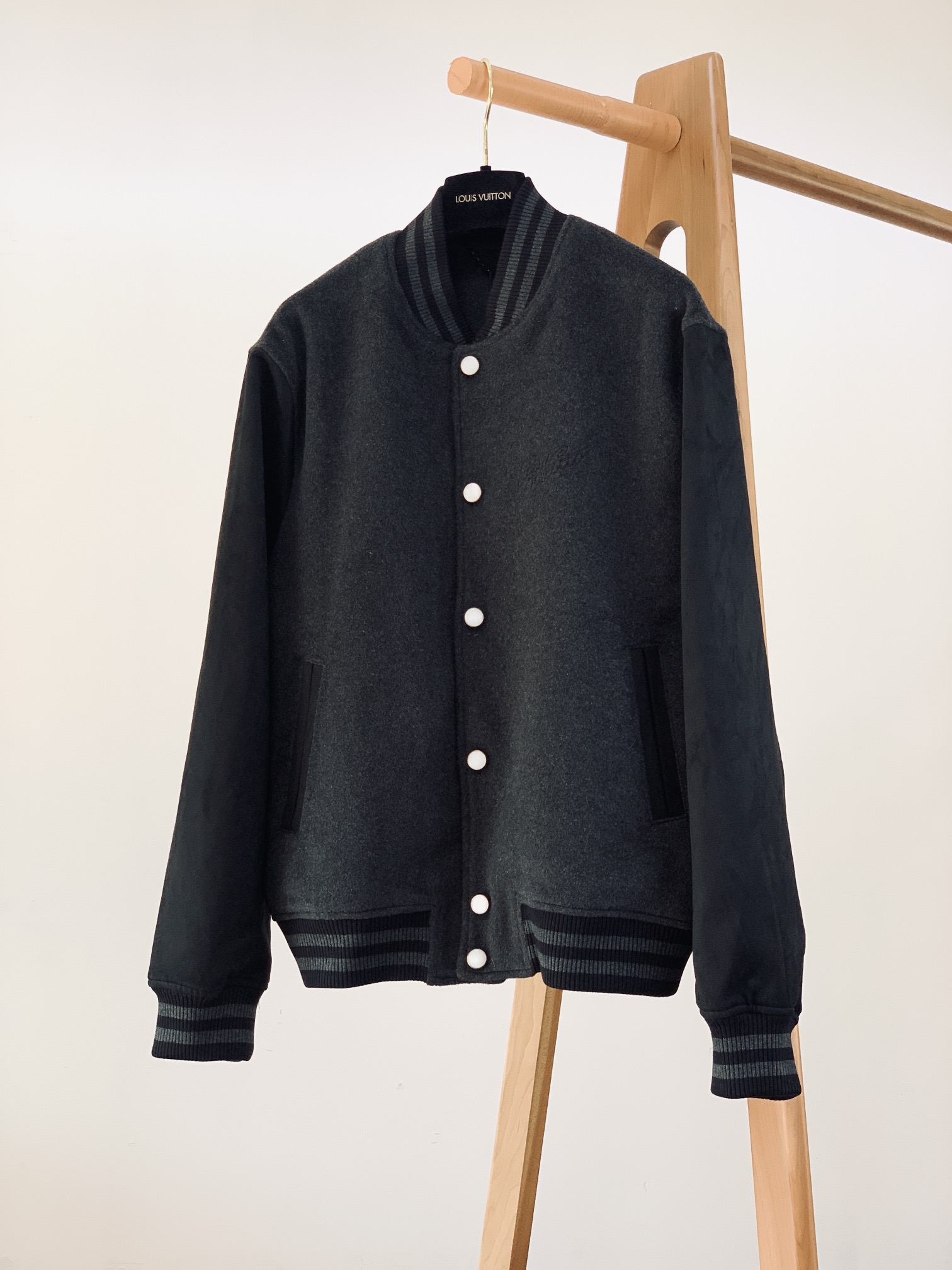 NO:118951,Louis Vuitton Ibrahimovic same baseball embroidered jacket, different from the ordinary version of the market. The brand's exquisite craftsmanship reinterprets the classic casual silhouette. The suede sleeves present a soft texture, the logo embroidery injects the elegant style of handwriting on the chest, and the pearlescent snaps are rich and exquisite details. The same style for men and women!  46 size clothes length 62 bust 112 shoulder width 44.5 48 size clothes length 64 bust 114 shoulder width 46 50 size clothes length 66 bust 116 shoulder width 47.5 52 size clothes length 68 bust 49 shoulder width …………………………………………………………………………………………………………………………………………………………………………………………………………………………………………………………………………………………………………………………………………………………………………………………………………………………………………………………………………………………………………………………………………………………………………………………………………………………………………………………………………………………………………………………………………………………………………………………………………………………………………………………………………………………………………………………………………………………………………………………………………………………………………………………………………………………………………………………………………………………………………………………19860909LouisVuitton 路易威登 伊布拉希莫维奇 同款 棒球刺绣夹克外套,区别市场普通版本.以品牌精湛匠艺重绎经典休闲廓形.正绒面革衣袖呈现柔软质感,标识刺绣为胸前注入手写体的雅致格调,珠光按扣丰富考究细节.男女同款！ 46码衣长62 胸围112 肩宽44.5 48码衣长64 胸围114 肩宽46 50码衣长66 胸围116 肩宽47.5 52码衣长68 胸围 肩宽49 …………………………………………………… Size46-52,,louis vuitton,louis vuitton,jackets & coats,jackets & coats,alexander wang,Men's clothing