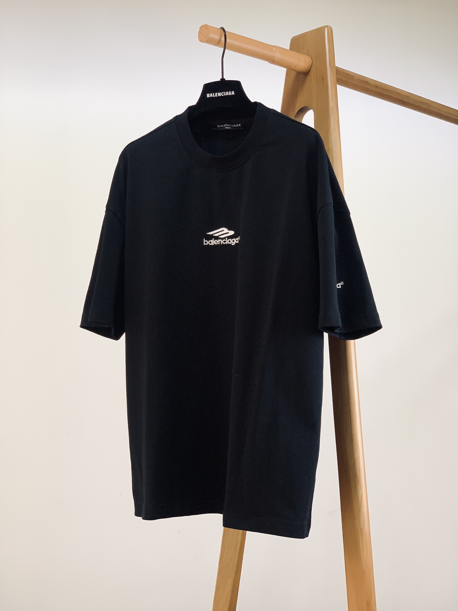 NO:122072,Balenciaga SKI 3B ski T-shirt. Made of fixed woven high-stack pure cotton fabric, delicate touch and skin-friendly. The garment 3B pattern embroidery uses a Tajima embroidery machine to operate. The flower shape is fine and the needle and thread are tight and full. The embroidery place is sewn to the semi-finished product and then the three-dimensional embroidery process is done. After finishing, sew to the finished product. The process seems simple but it is very complicated. The whole piece of clothing is heavy and super thick and warm. The same style for men and women, the upper body is easy and versatile, and two colors are available ……………………………………………………………………………………………………………………………………………………………………………………………………………………………………………………………………………………………………………………………………………………………………………………………………………………………………………………………………………………………………………………………………………………………………………………………………………………………………………………………………………………………………………………………………………………………………………………………………………………………………………………………………………………………………………………………………………19860909巴黎世家 SKI 3B滑雪T恤.定织高支纯棉面料打造,手感细腻上身亲肤,成衣3b图案刺绣采用田岛刺绣机作业,花型精细针线紧密饱满,绣花处先缝盘至半成品洗水后在做立体绣工艺 ,完后再缝至成品,工序看似简单实则十分繁琐,整件衣服高克重,超级厚实保暖.男女同款,上身轻松百搭,两色可选 …………………………………………………… SizeS-XL,,balenciaga,tees，t-shirt,alexander wang,Men's clothing