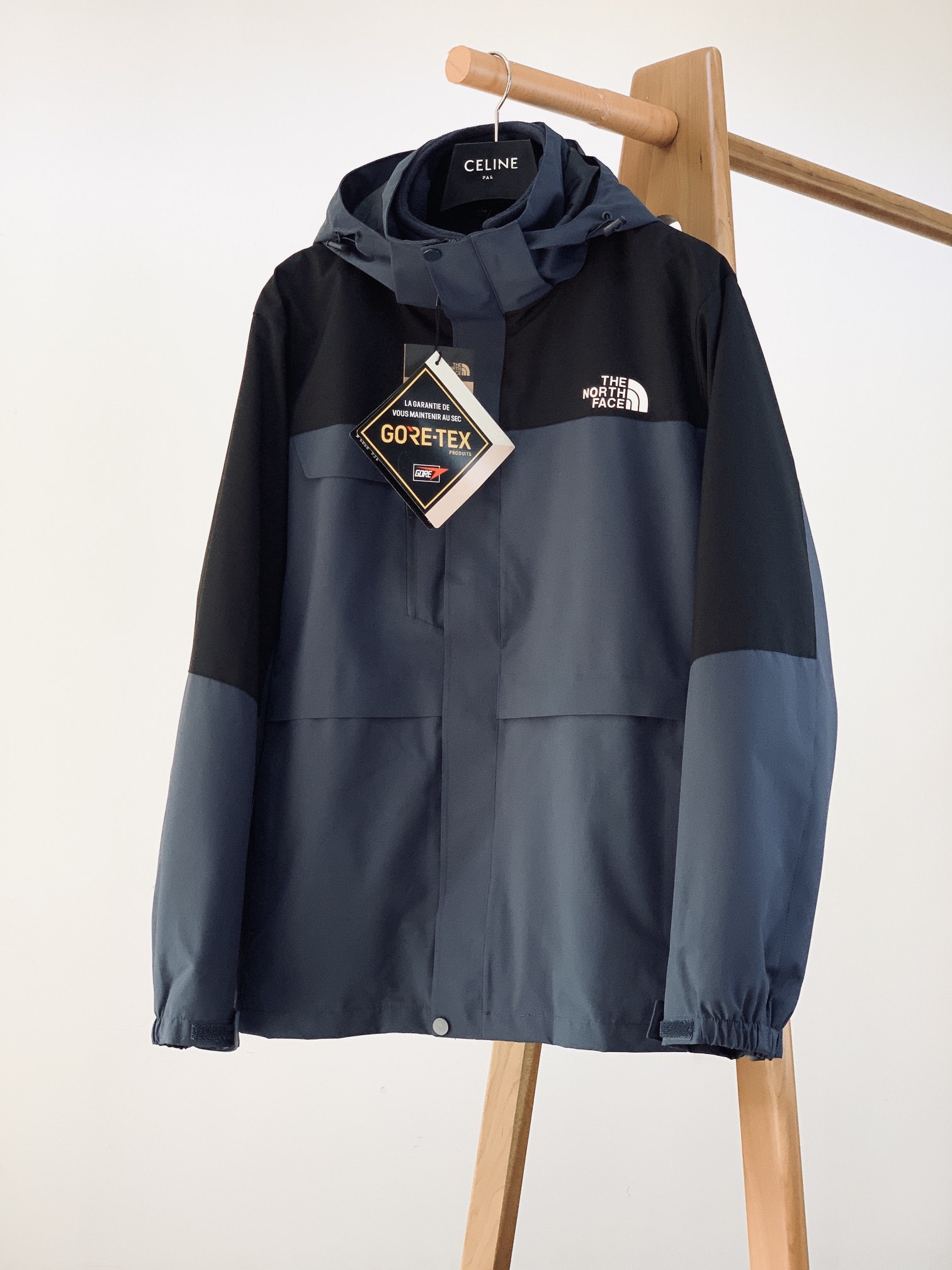 NO:595174,The North Face autumn and winter men's Elements silver fox double-sided velvet three-in-one waterproof and warm outdoor new TheNorthFace removable inner!  !  !  Don’t be afraid of the rain and have fun going wild!  !  Double waterproofing, review of microporous structure, double stable waterproof performance!  !  !  Double-sided velvet inner core, soft and delicate, can be warmed by huge heat. DRYVENT technology, double waterproof and moisture-permeable, durable and wear-resistant, front and middle zipper access, double-layered windshield, tightly blocks wind and rain, can be worn multiple times, zipper type is detachable, temperature can be controlled at will, product information, item number, use, hiking, travel, function, waterproof and warm, can be combined with CP to be the same jacket for both men and women!  One piece of clothing can be worn three times, and can be freely matched to meet travel needs in spring, autumn and winter. One piece is worth three pieces. It is truly cost-effective to wear the jacket alone and the inner liner in combination!  The outer shell is splash-proof, windproof and stain-proof, and the liner is made of fine polar fleece casual liner, with three-dimensional tailoring to avoid bloat!  The liner can be machine washed, the wear-resistant fabric is wear-resistant and scratch-resistant / machine washable, the jacket is thickened and upgraded with three-in-one durable fabric that is windproof / soft and waxy / durable / wear-resistant / scratch-resistant, smooth zipper / does not break for a long time, YKK zipper!  Quality guaranteed!  Very practical!  !  !  M L  140 Jin-160 Jin recommends wearing XL 160 Jin-180 Jin recommends wearing 2XL 180 Jin-200 Jin recommends wearing 3XL 200 Jin-220 Jin recommends wearing 4XL ……………………………………………………………… SizeM-4XL,,The North Face,jackets & coats,alexander wang19860909The North Face北面 秋冬款 男Elements银狐双面绒三合一防水保暖户外 新款TheNorthFace 可拆卸内搭！！！ 不惧雨袭 尽兴去野！！ 双重防水 复核微孔结构 双重稳固防水性能！！！ 双面绒内丹,柔软细腻,巨热所温. DRYVENT科技 双重防水透湿 耐用耐磨 前中拉链门禁 双层挡风片 严密阻隔风雨 一衣多穿 拉链式可拆卸 温度随心掌控 产品信息货号  用途 徒步、旅行 功能 防水保暖 可cp结合起来当情侣男女同款外套！一衣三穿,自由搭配,满足春秋冬出行需求,一件抵三件 真正性价比单穿外套单穿内胆组合穿！ 外壳 防溅水 防风 防污渍,内胆 细腻摇粒绒休闲内胆 ,立体剪裁拒绝臃肿！ 内胆能机洗,耐穿耐磨面料耐磨耐穿耐刮擦/机洗手洗随便洗,外套加厚升级三合一耐穿面料防风/软糯/耐穿/耐磨/耐刮差,顺滑拉链/久拉不坏,YKK拉链！品质保障！实用性强！！！ M L XL 2XL3XL4XL 衣长 687072747678 胸围 112 116 120 124 128 132 袖长 61 63 65 6769 71 体重100斤-120斤 推荐穿M 120斤-140斤推荐穿L 140斤-160斤推荐穿XL 160斤-180斤推荐穿2XL 180斤-200斤推荐穿3XL  200斤-220斤推荐穿4XL …………………………………………………… SizeM-4XL,,The North Face,jackets & coats,alexander wang,Men's clothing