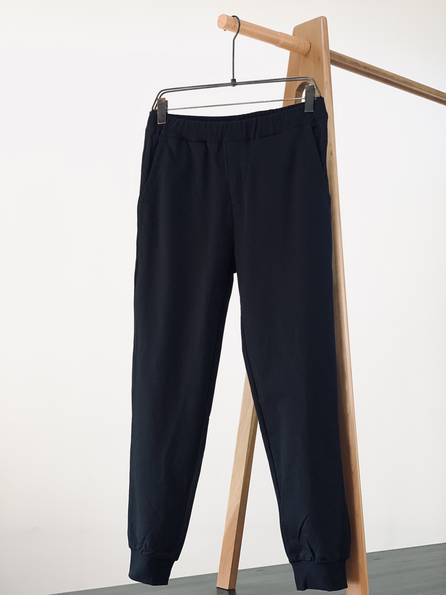 NO:122114,Prada Fashion casual trousers. Custom thickened 440g terry fabric, soft and comfortable to touch, three-dimensional and tangible, and very breathable. It is matched with the exquisite three-dimensional LOGO pattern of the washing denim fabric on the chest, with details, simple and atmospheric style, which can be used for any match. S-size pants length 98 waist 76 hip 104 M-size pants length 102 waist 80 hip 108 L-size pants length 106 waist 84 hip 112 XL-size pants length 110 Waist 88 hip 116 …………………………………………………………………………………………………………………………………………………………………………………………………………………………………………………………………………………………………………………………………………………………………………………………………………………………………………………………………………………………………………………………………………………………………………………………………………………………………………………………………………………………………………………………………………………………………………………………………………………………………………………………………………………………………………………………………………………19860909Prada 普拉达 时尚休闲卫裤.定制加厚440克毛圈面料,摸起来柔软舒适,版型立体有形 且非常的透气,搭配胸前水洗牛仔布料的精致立体LOGO图案,细节处理、简约大气,随便搭件就能出门的百搭款.男女同款 S码裤长98 腰围76 臀围104 M码裤长102 腰围80 臀围108 L码裤长106 腰围84 臀围112 XL码裤长110 腰围88 臀围116 …………………………………………………… SizeS-XL,,prada,prada,alexander wang,Men's clothing