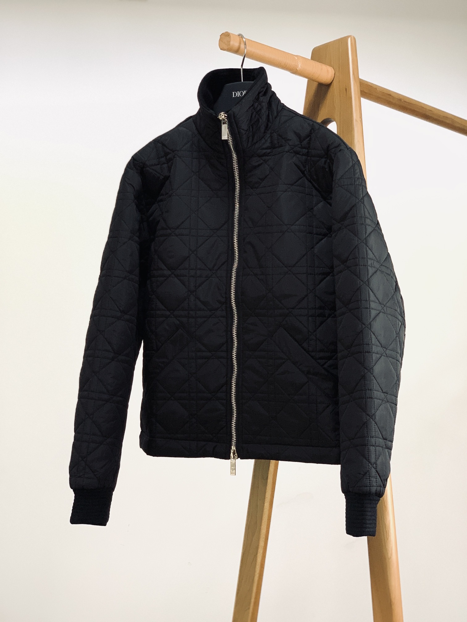 Dior Homme 迪奥·桀傲 2025SS早春新品
藤格纹棉服夹克,这款藤格纹夹克重新演绎Dior