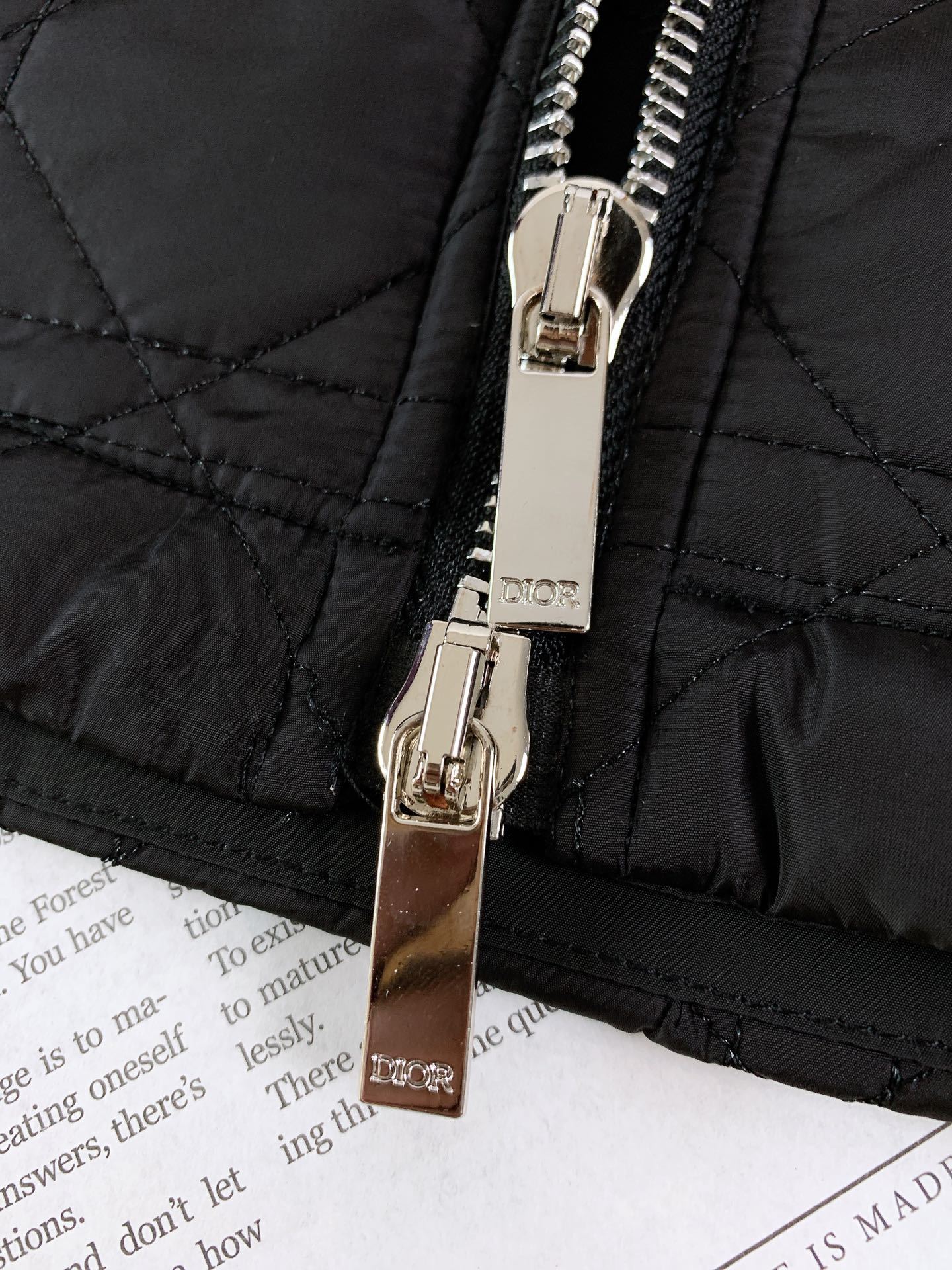 Dior Homme 迪奥·桀傲 2025SS早春新品
藤格纹棉服夹克,这款藤格纹夹克重新演绎Dior