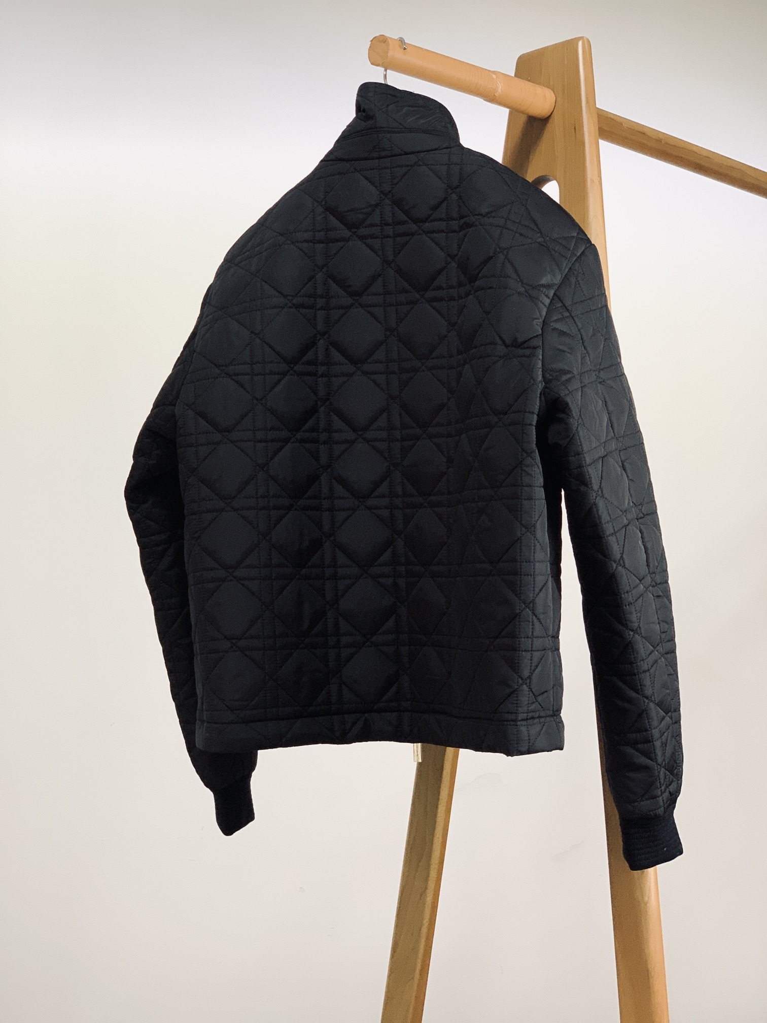 Dior Homme 迪奥·桀傲 2025SS早春新品
藤格纹棉服夹克,这款藤格纹夹克重新演绎Dior