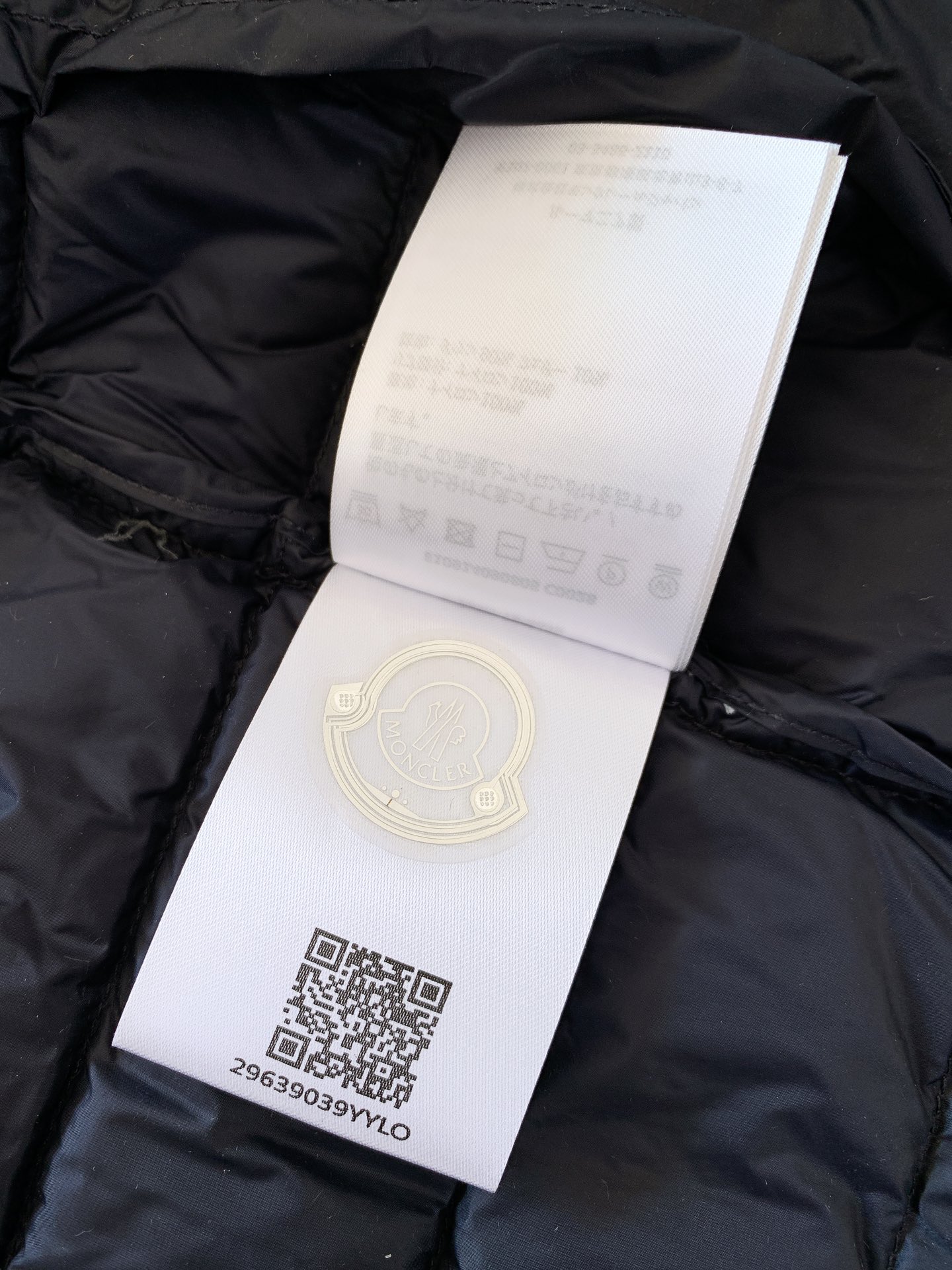 
Moncler 蒙口 2024FW秋冬新品
薄款连帽羽绒服，客供五金辅料装饰。填充标准90白鸭绒，充绒