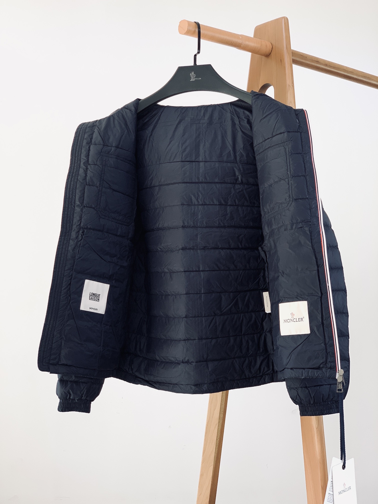 
Moncler 蒙口 2024FW秋冬新品
薄款连帽羽绒服，客供五金辅料装饰。填充标准90白鸭绒，充绒