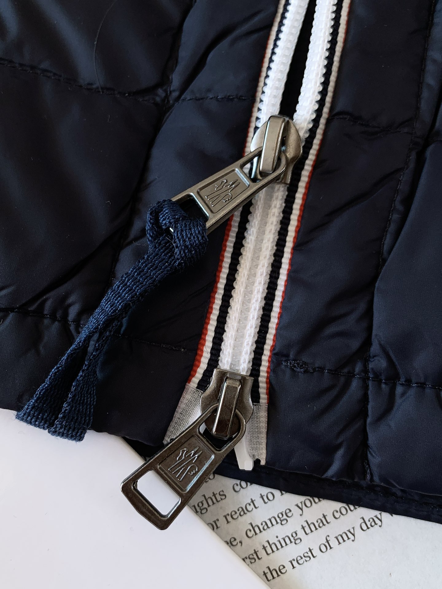 
Moncler 蒙口 2024FW秋冬新品
薄款连帽羽绒服，客供五金辅料装饰。填充标准90白鸭绒，充绒