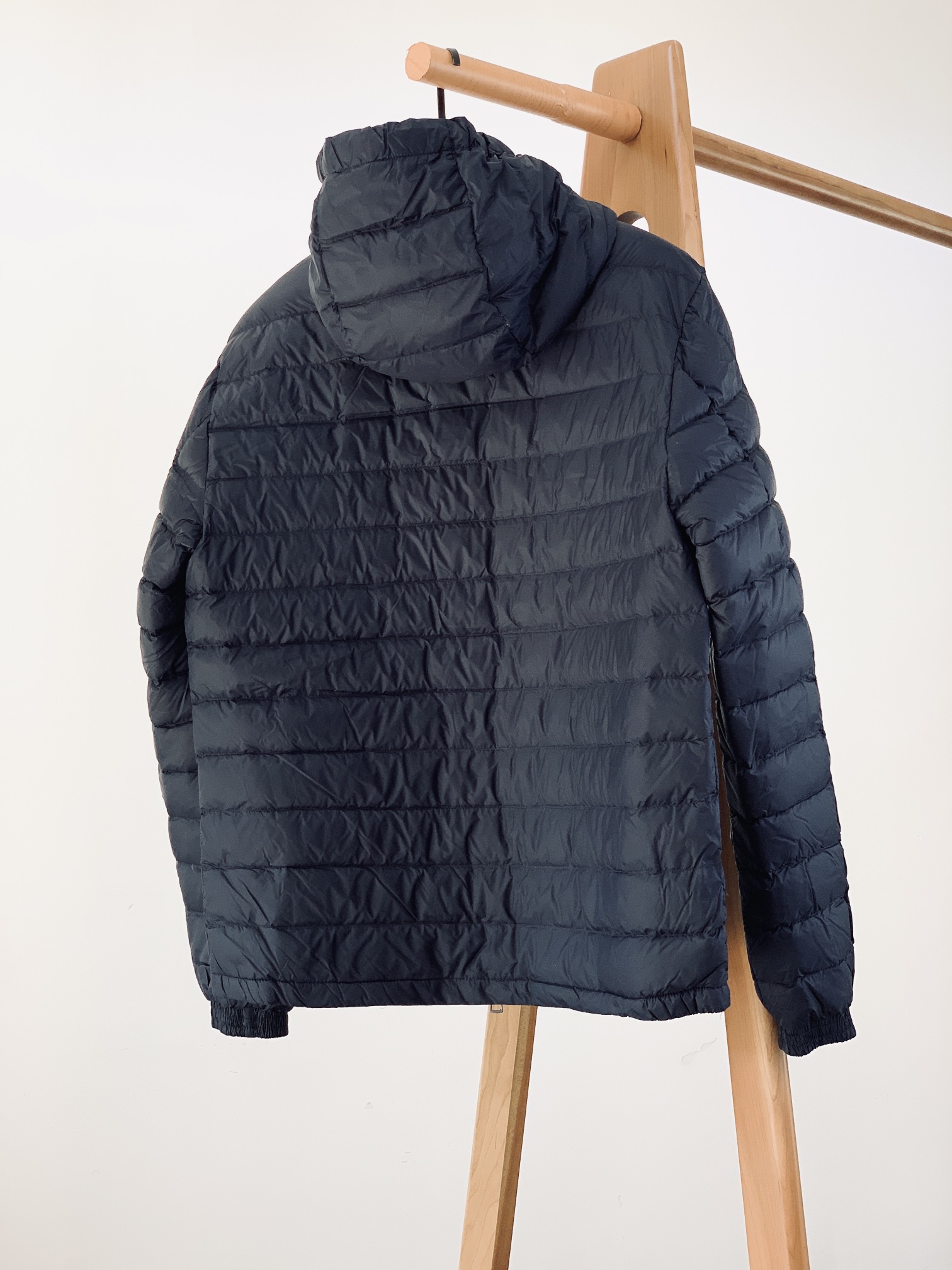 
Moncler 蒙口 2024FW秋冬新品
薄款连帽羽绒服，客供五金辅料装饰。填充标准90白鸭绒，充绒