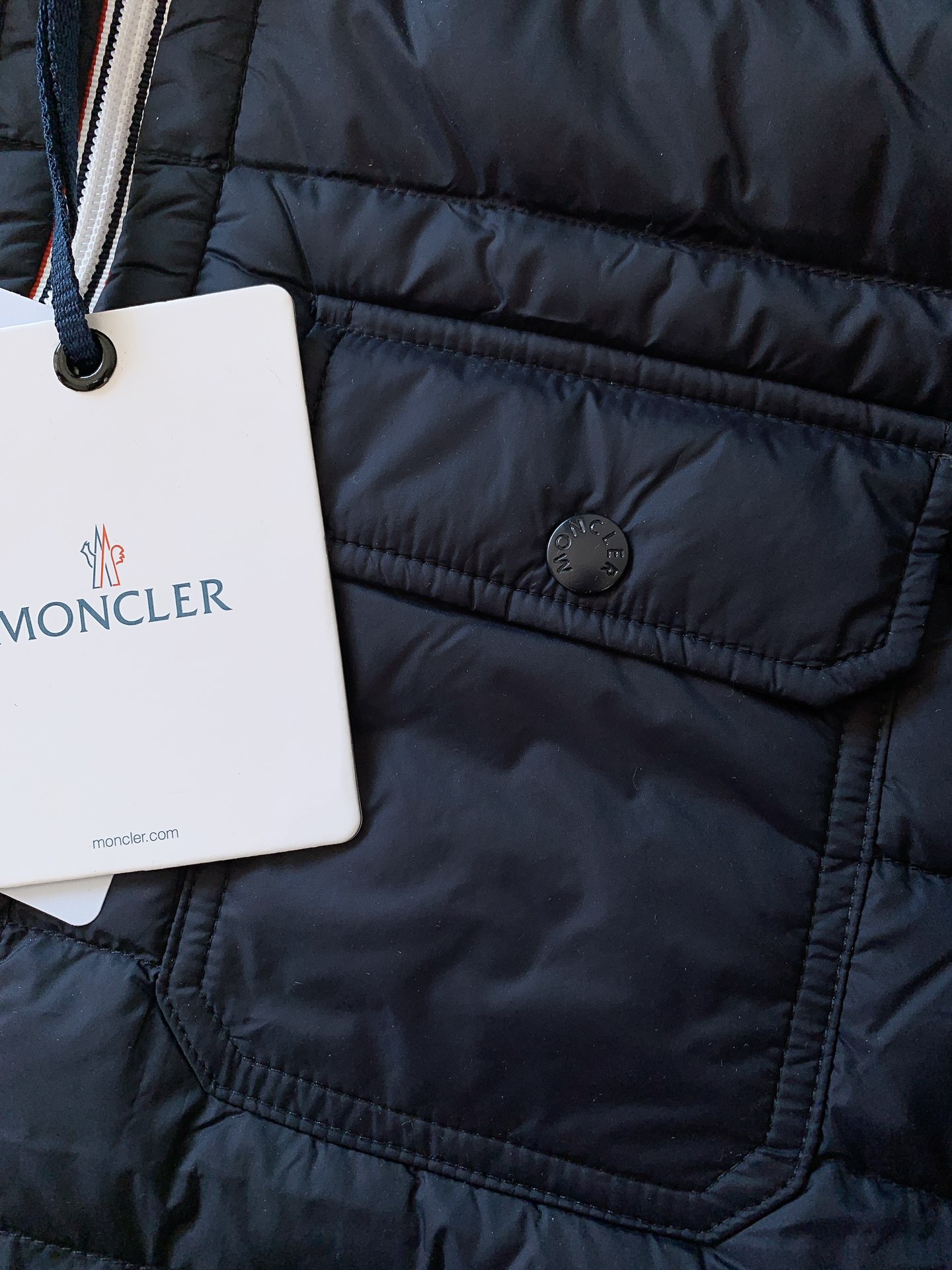 
Moncler 蒙口 2024FW秋冬新品
薄款连帽羽绒服，客供五金辅料装饰。填充标准90白鸭绒，充绒