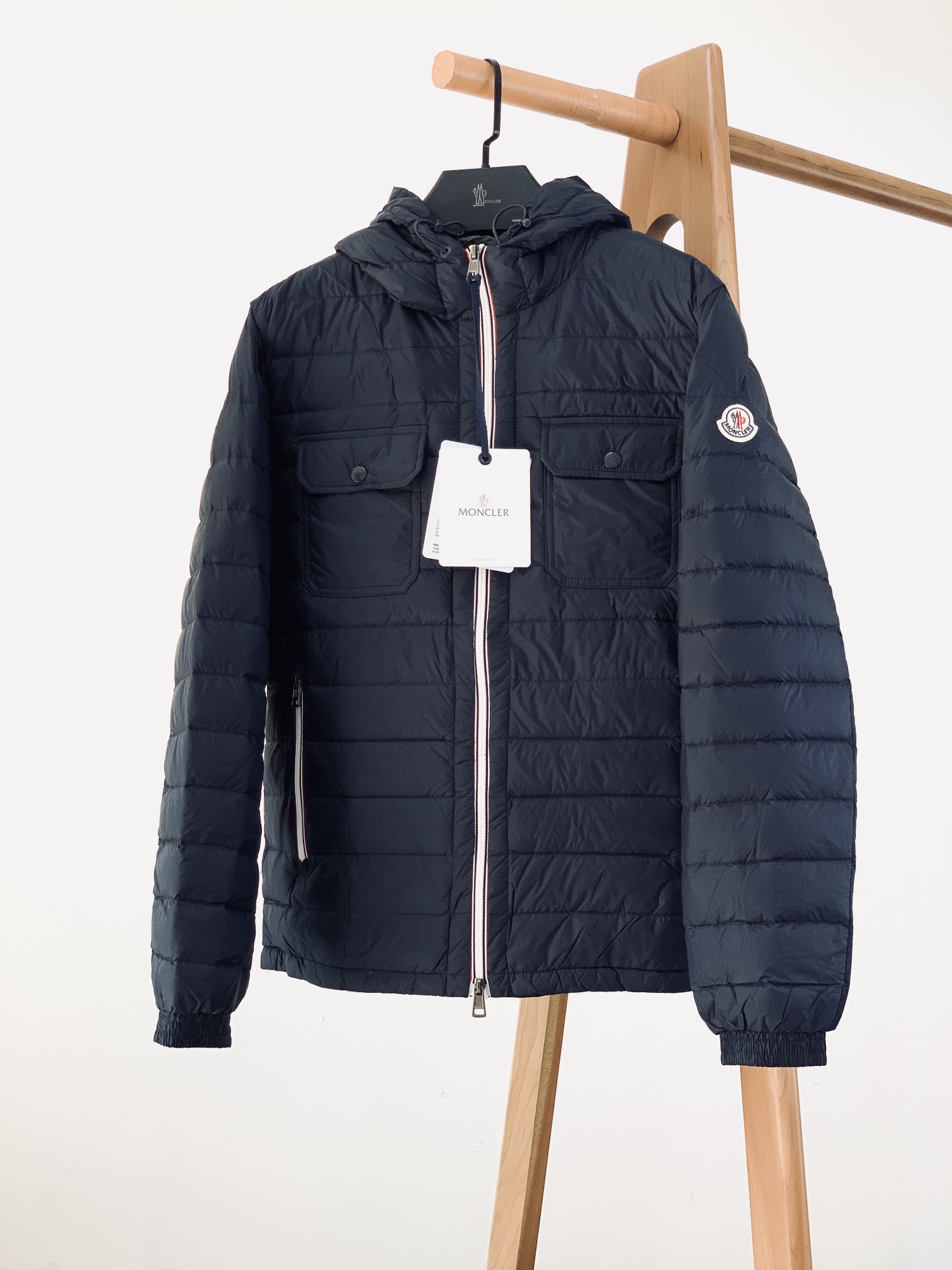 
Moncler 蒙口 2024FW秋冬新品
薄款连帽羽绒服，客供五金辅料装饰。填充标准90白鸭绒，充绒