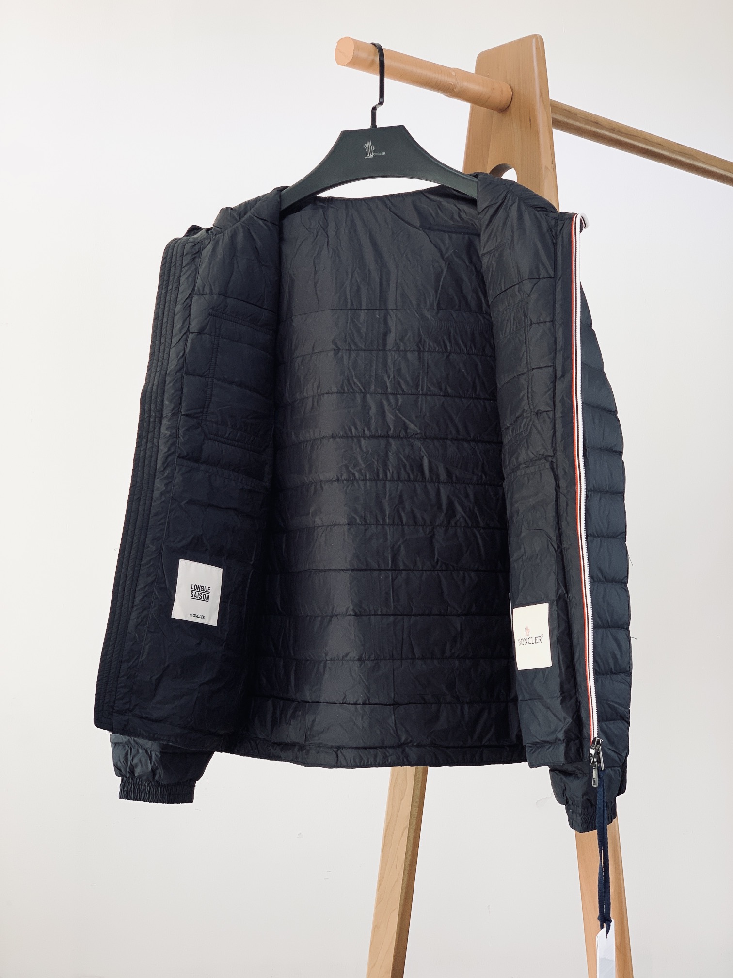 
Moncler 蒙口 2024FW秋冬新品
薄款连帽羽绒服，客供五金辅料装饰。填充标准90白鸭绒，充绒