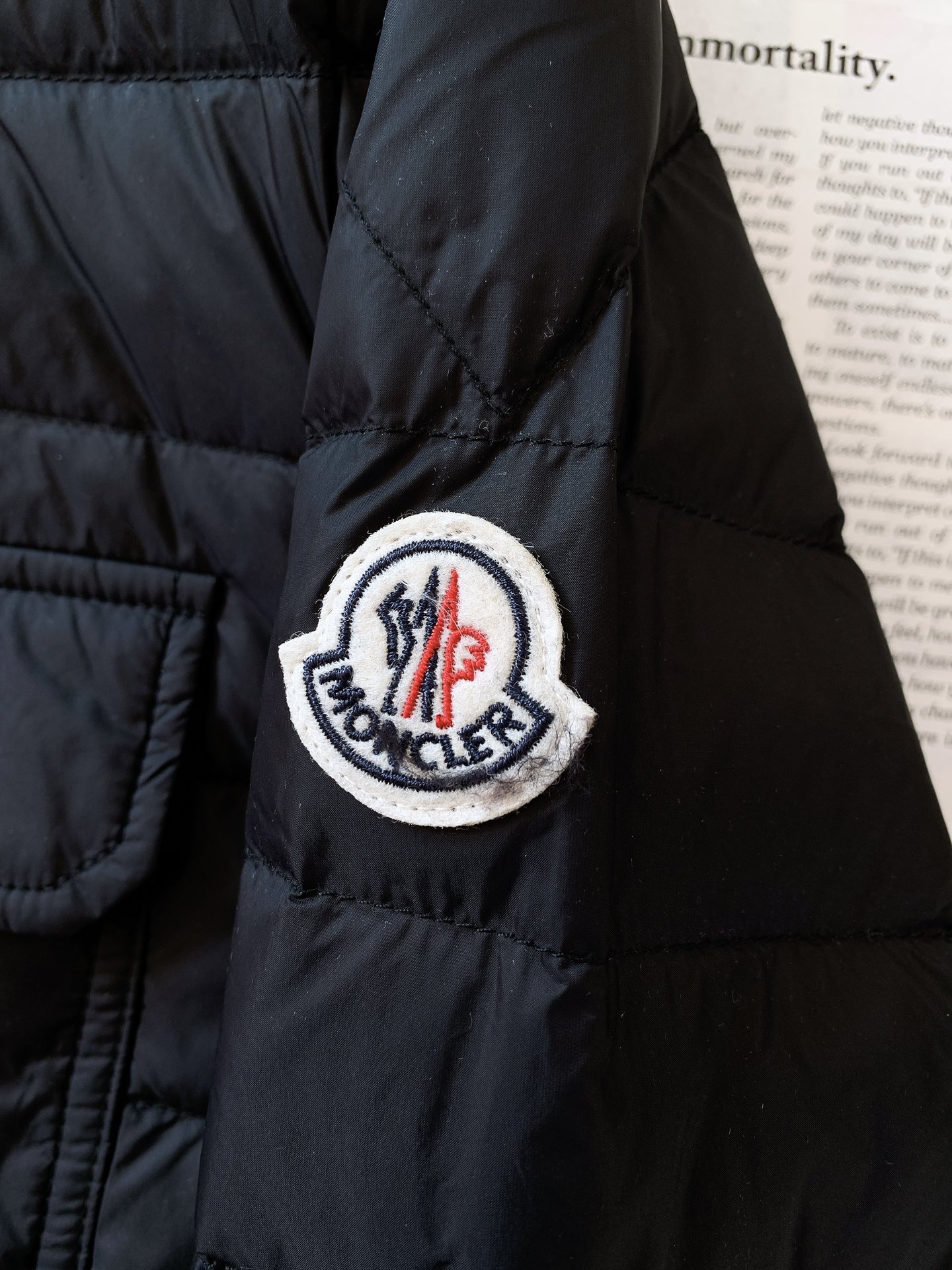 
Moncler 蒙口 2024FW秋冬新品
薄款连帽羽绒服，客供五金辅料装饰。填充标准90白鸭绒，充绒