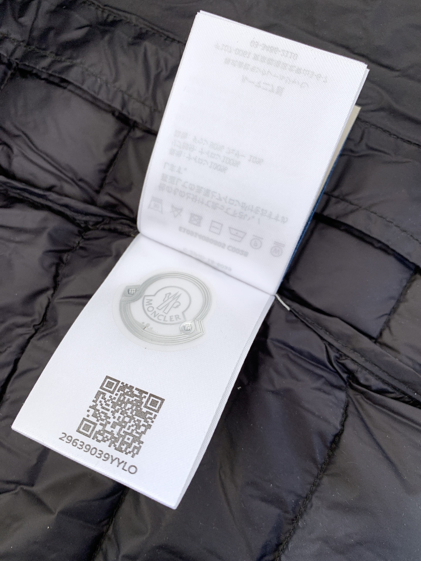 
Moncler 蒙口 2024FW秋冬新品
薄款连帽羽绒服，客供五金辅料装饰。填充标准90白鸭绒，充绒