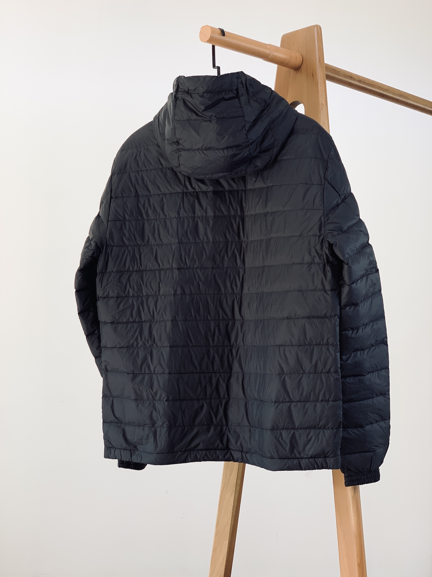 
Moncler 蒙口 2024FW秋冬新品
薄款连帽羽绒服，客供五金辅料装饰。填充标准90白鸭绒，充绒