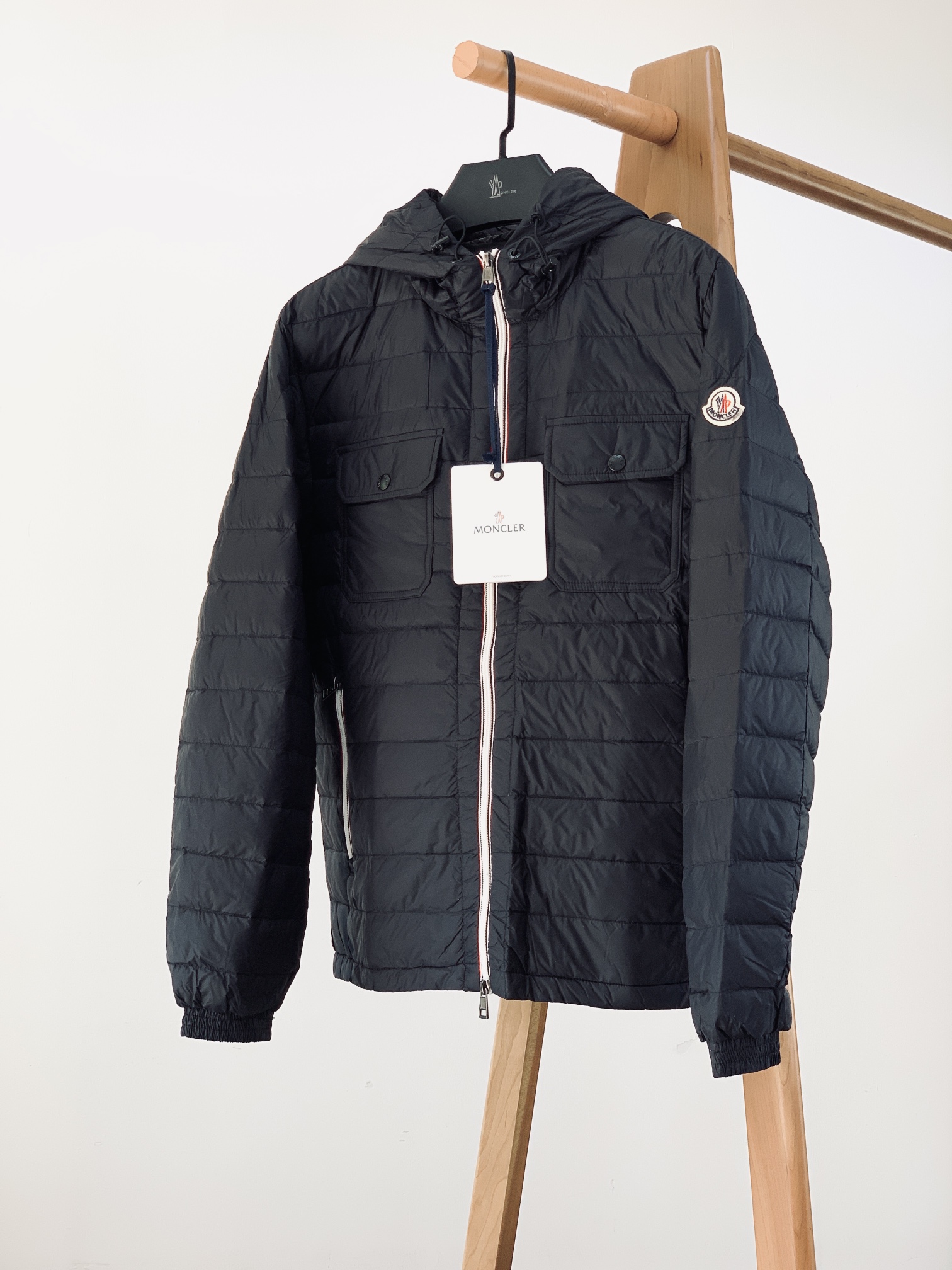 
Moncler 蒙口 2024FW秋冬新品
薄款连帽羽绒服，客供五金辅料装饰。填充标准90白鸭绒，充绒