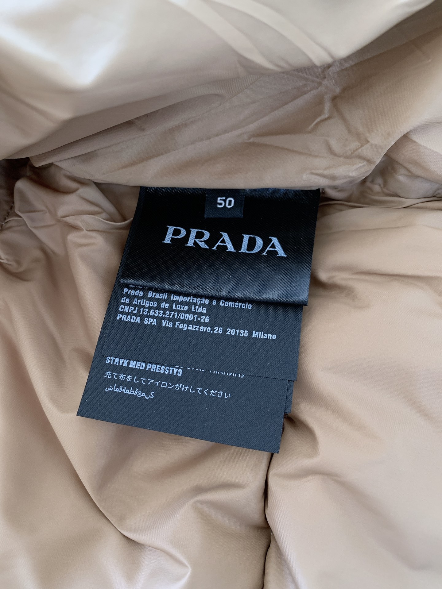 
Prada 普拉达 2024FW秋冬新品 
休闲连帽羽绒服。衣帽🉑️拆卸。经典简约百搭款，任何场合皆能