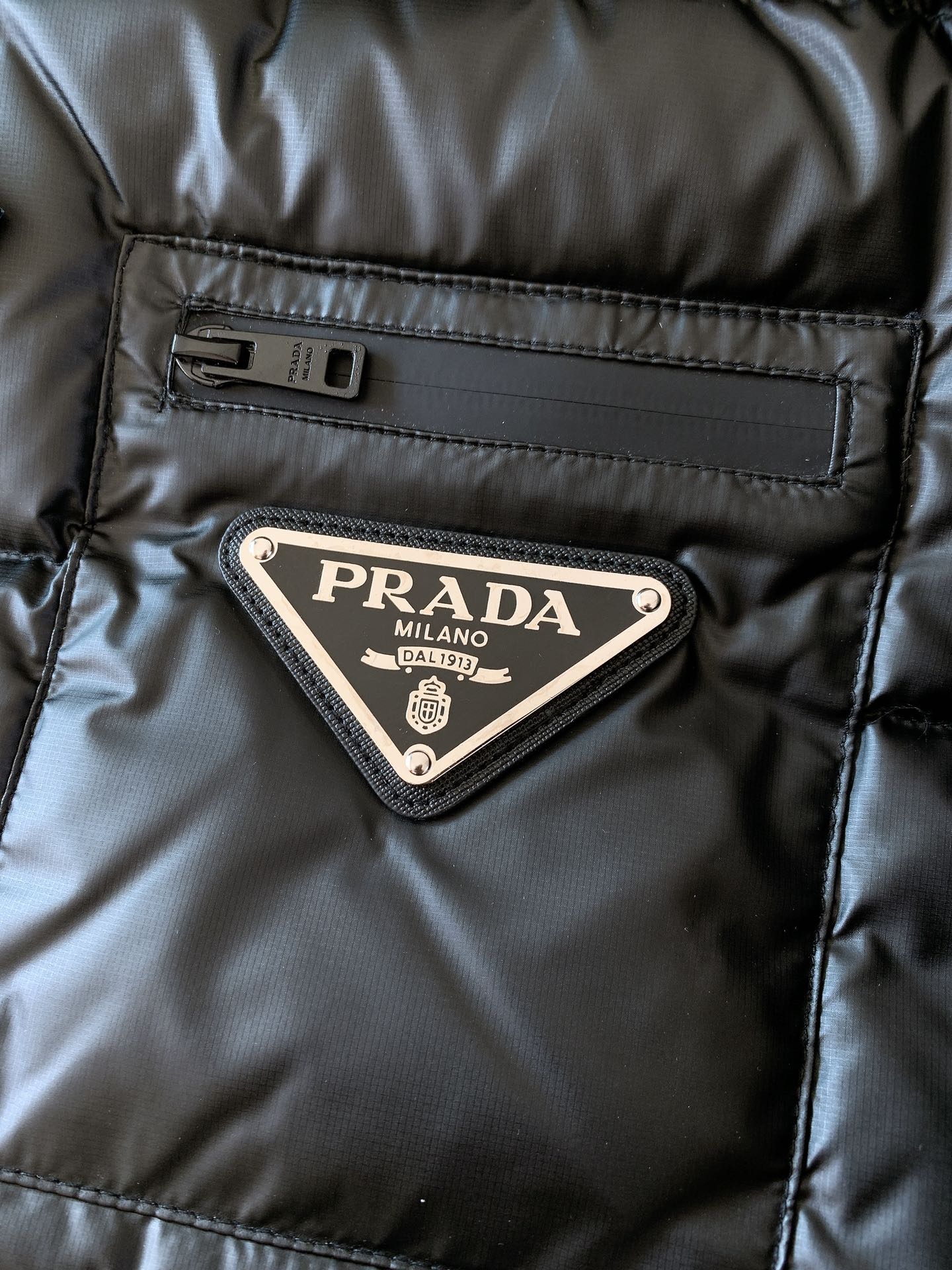 
Prada 普拉达 2024FW秋冬新品 
休闲连帽羽绒服。衣帽🉑️拆卸。经典简约百搭款，任何场合皆能