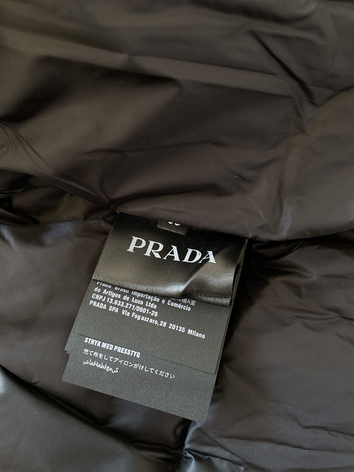 
Prada 普拉达 2024FW秋冬新品 
休闲连帽羽绒服。衣帽🉑️拆卸。经典简约百搭款，任何场合皆能