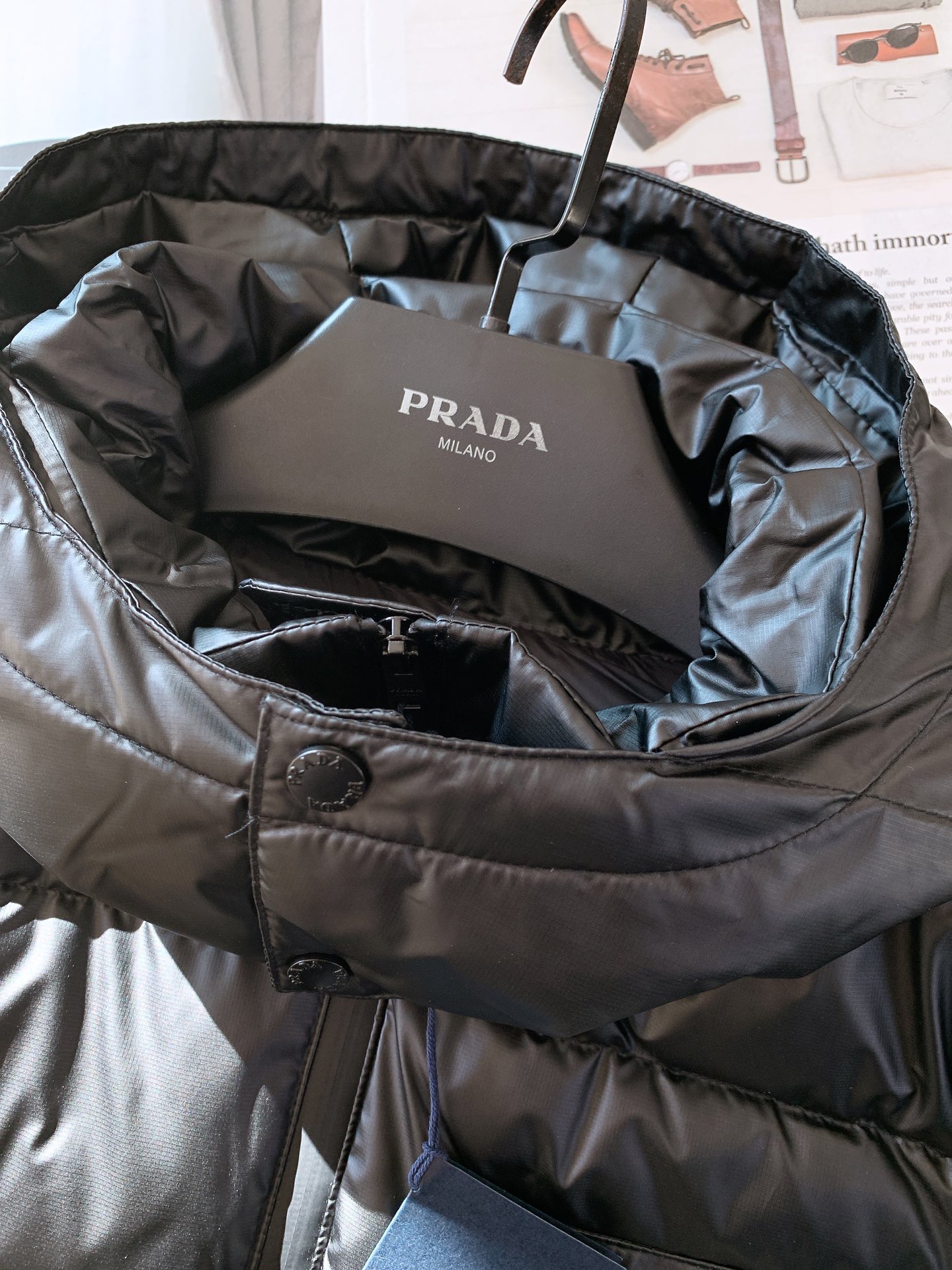 
Prada 普拉达 2024FW秋冬新品 
休闲连帽羽绒服。衣帽🉑️拆卸。经典简约百搭款，任何场合皆能