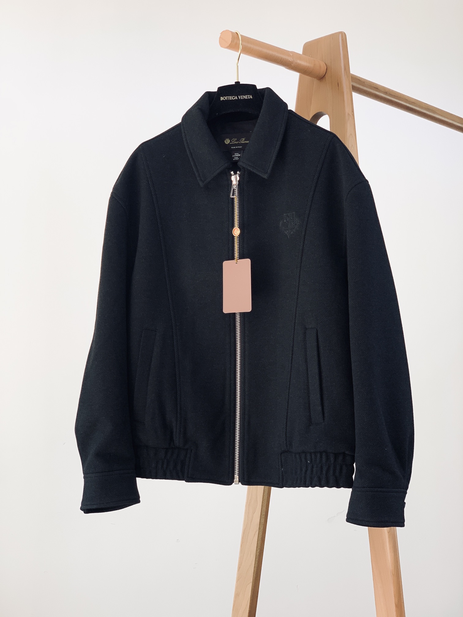 NO:692405,LoroPiana L.P 1975FW new autumn and winter product LP channel's top quality products!  !  !  The best business casual jackets this year. Close your eyes and enter!  Satisfy all kinds of quality control and detail control. Such weight and value really need to be carefully studied to achieve the perfect effect of creating a tall and straight chest. The grade revealed by the texture is definitely not comparable to ordinary jackets. The meticulous workmanship is not perfunctory. The taste and temperament are always revealed in the behavior!  The upper body is handsome and charming!  ……………………………………………………………… Size48-56,,loro piana,loro piana,jackets & coats,jackets & coats,19860909LoroPiana L.P 1975FW秋冬新品 LP 渠道的精品狠货！！！ 今年最好看的商务休闲外套 闭眼入！ 满足各种品质控 细节控 这样的分量与价值真的是需要细琢慢究 成完美缔造胸挺立廓的效果 质感所流露的档次绝非一般夹克衫可比 精工细作并非敷衍了事 举止之间时刻流露出的品味及气质！ 上身帅气迷人！ …………………………………………………… Size48-56,,loro piana,loro piana,jackets & coats,jackets & coats,,Men's clothing