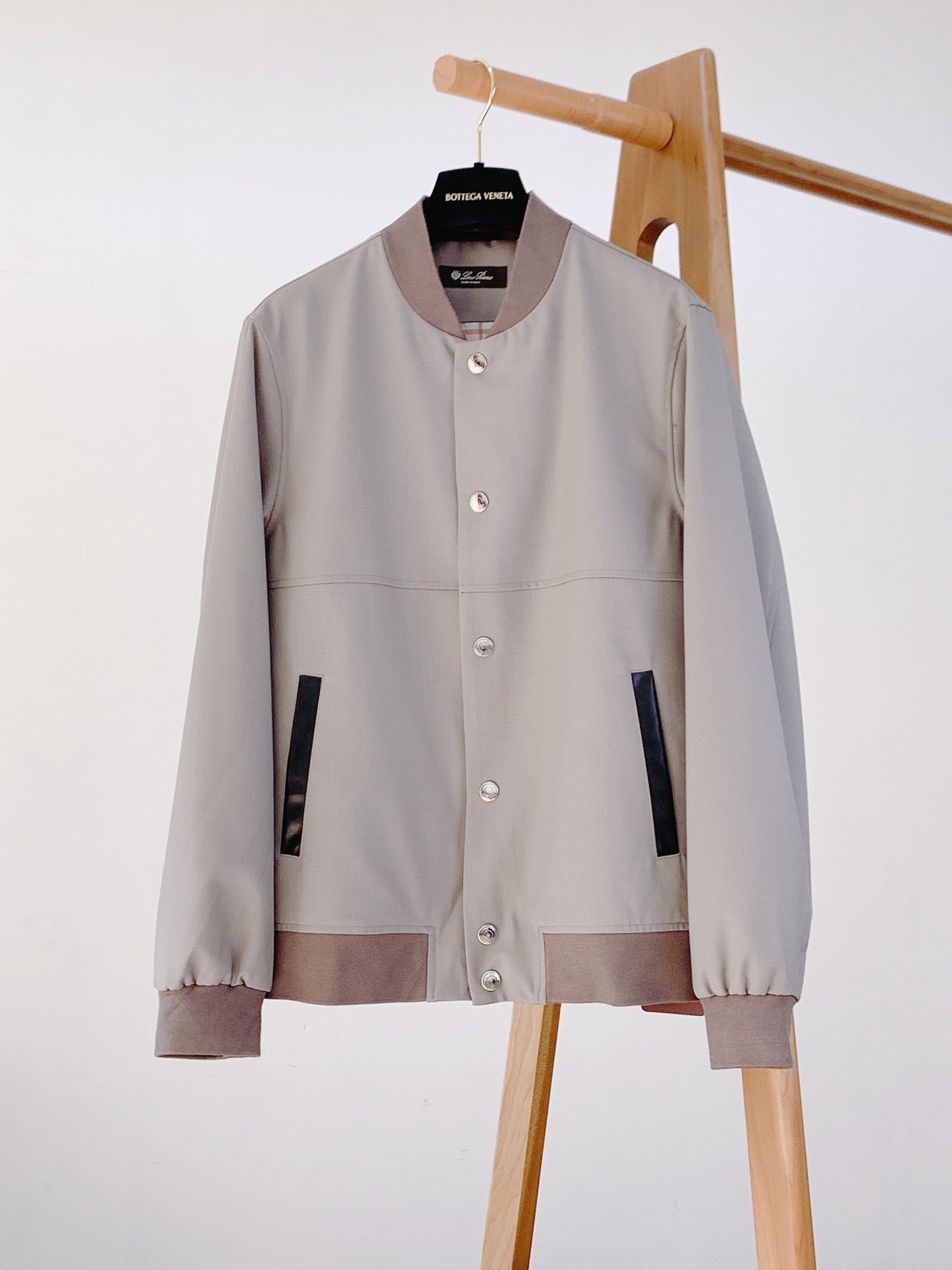 NO:595064,LoroPiana L.P 1975FW new autumn and winter product LP channel's top quality products!  !  !  The best jacket this year, close your eyes and enter!  Satisfies all kinds of quality control and detail control. Such weight and value really need to be carefully studied to achieve the perfect effect of creating a straight and straight chest. The grade revealed by the texture is definitely not comparable to ordinary jackets. The meticulous workmanship is not perfunctory. The taste and temperament are always revealed in the behavior!  The slim, three-dimensional and straight silhouette makes the upper body handsome and charming!  ……………………………………………………………… Size48-56,,loro piana,loro piana,jackets & coats,alexander wang19860909LoroPiana L.P 1975FW秋冬新品 LP 渠道的精品狠货！！！ 今年最好看的夹克 闭眼入！ 满足各种品质控 细节控 这样的分量与价值真的是需要细琢慢究 成完美缔造胸挺立廓的效果 质感所流露的档次绝非一般夹克可比 精工细作并非敷衍了事 举止之间时刻流露出的品味及气质！ 修身立体挺拔的版型 上身帅气迷人！ …………………………………………………… Size48-56,,loro piana,loro piana,jackets & coats,alexander wang,Men's clothing