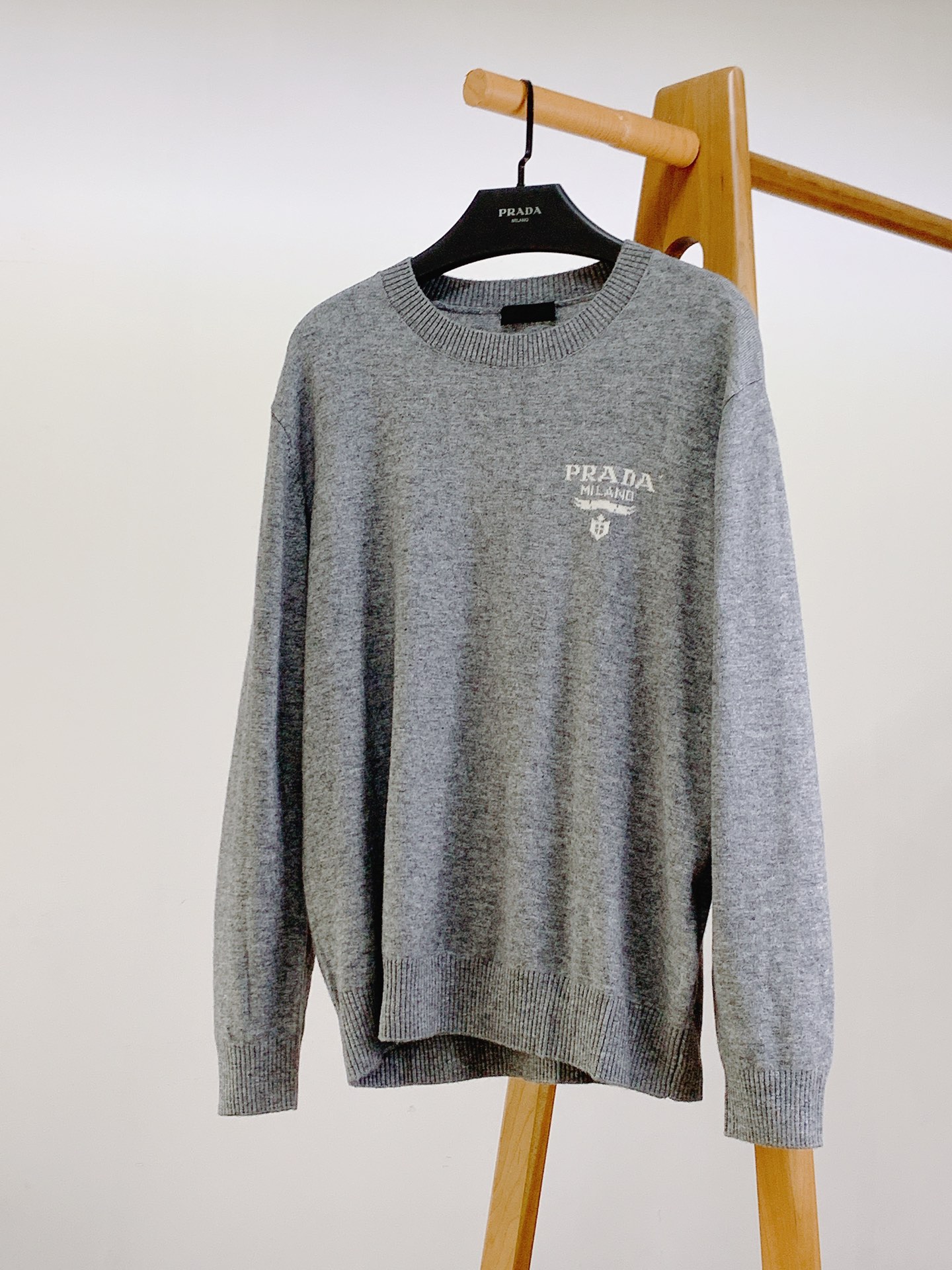 Prada 普拉达 新款羊毛圆领毛衣甄选优质美丽奴羊毛打造，并饰以提花徽标。羊毛是Prad具标志性的针织