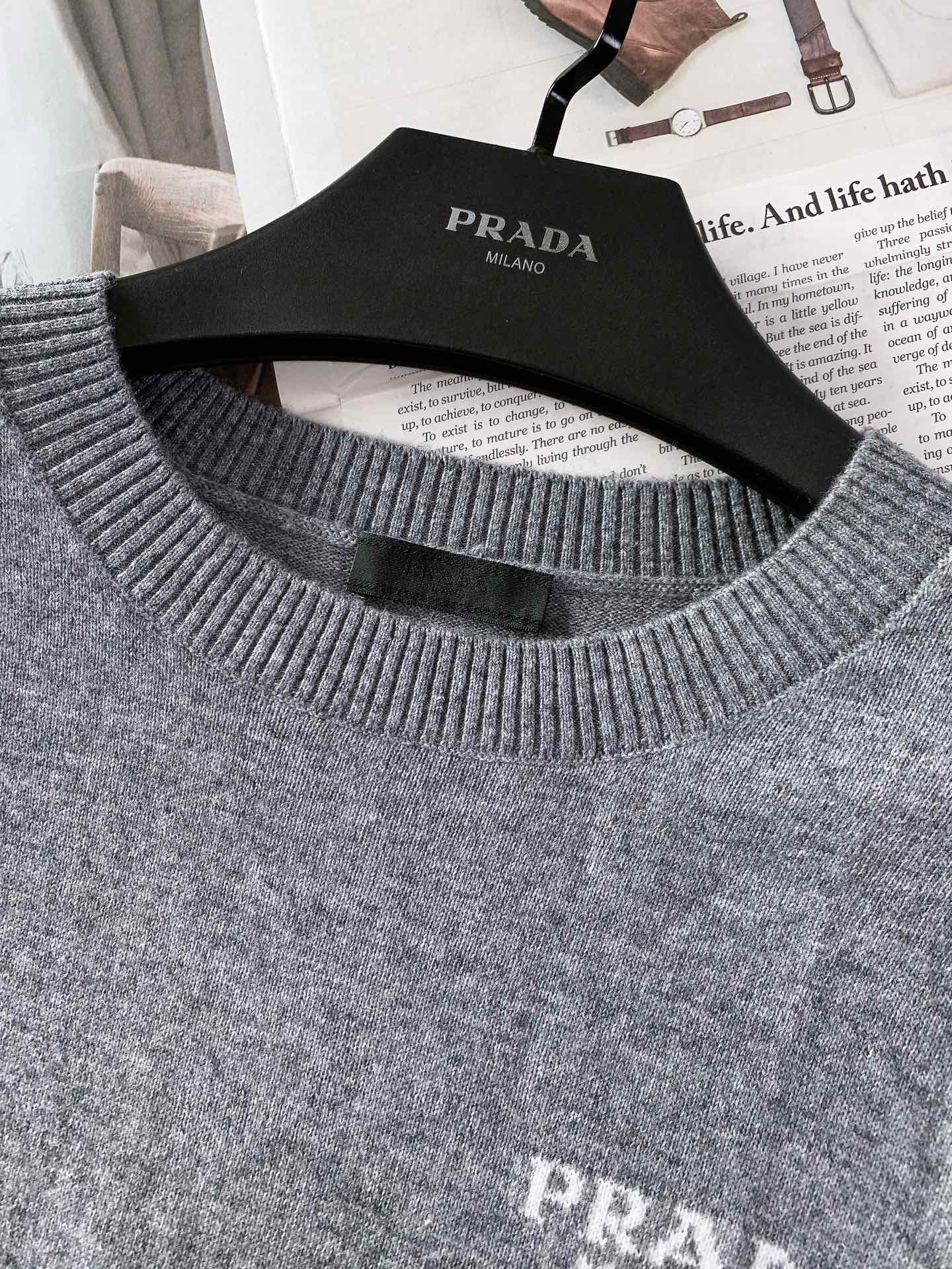Prada 普拉达 新款羊毛圆领毛衣甄选优质美丽奴羊毛打造，并饰以提花徽标。羊毛是Prad具标志性的针织