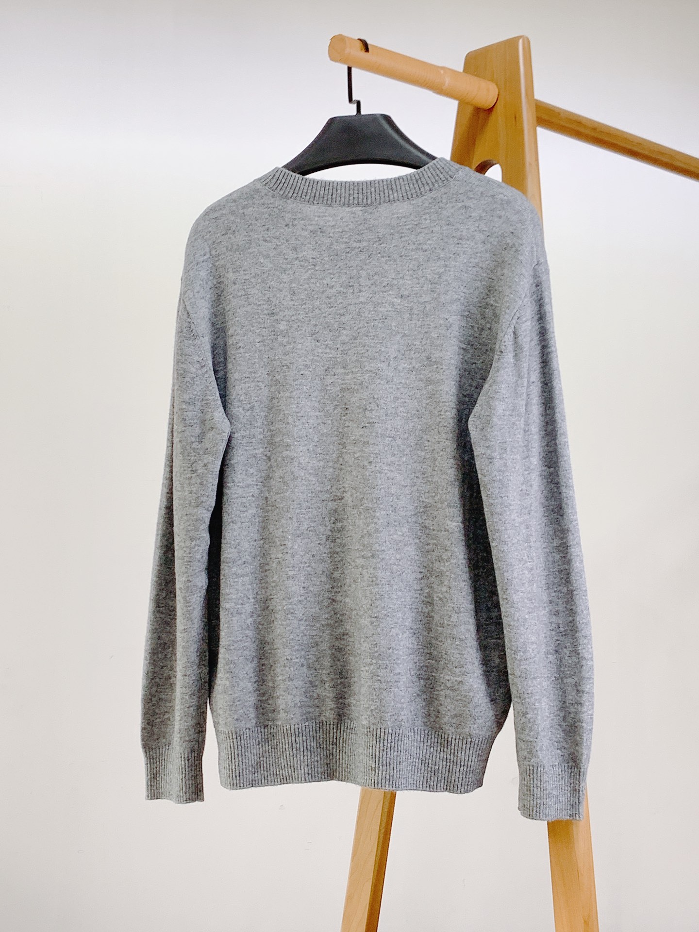 Prada 普拉达 新款羊毛圆领毛衣甄选优质美丽奴羊毛打造，并饰以提花徽标。羊毛是Prad具标志性的针织