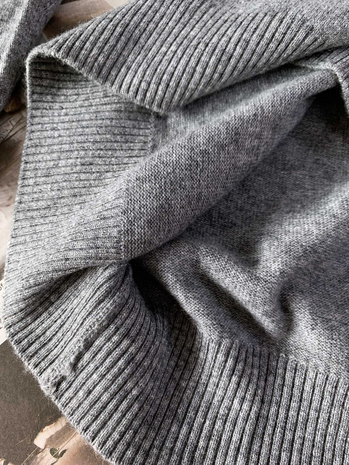 Prada 普拉达 新款羊毛圆领毛衣甄选优质美丽奴羊毛打造，并饰以提花徽标。羊毛是Prad具标志性的针织