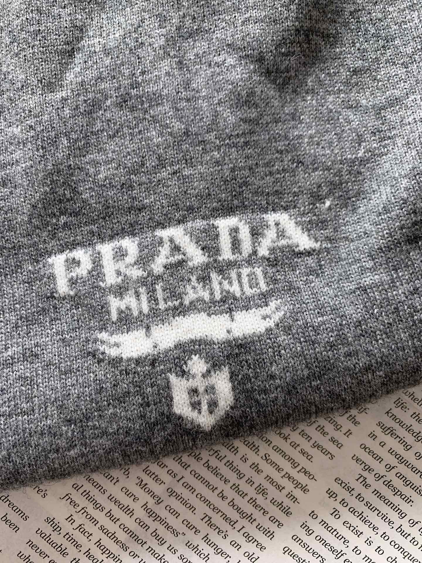 Prada 普拉达 新款羊毛圆领毛衣甄选优质美丽奴羊毛打造，并饰以提花徽标。羊毛是Prad具标志性的针织