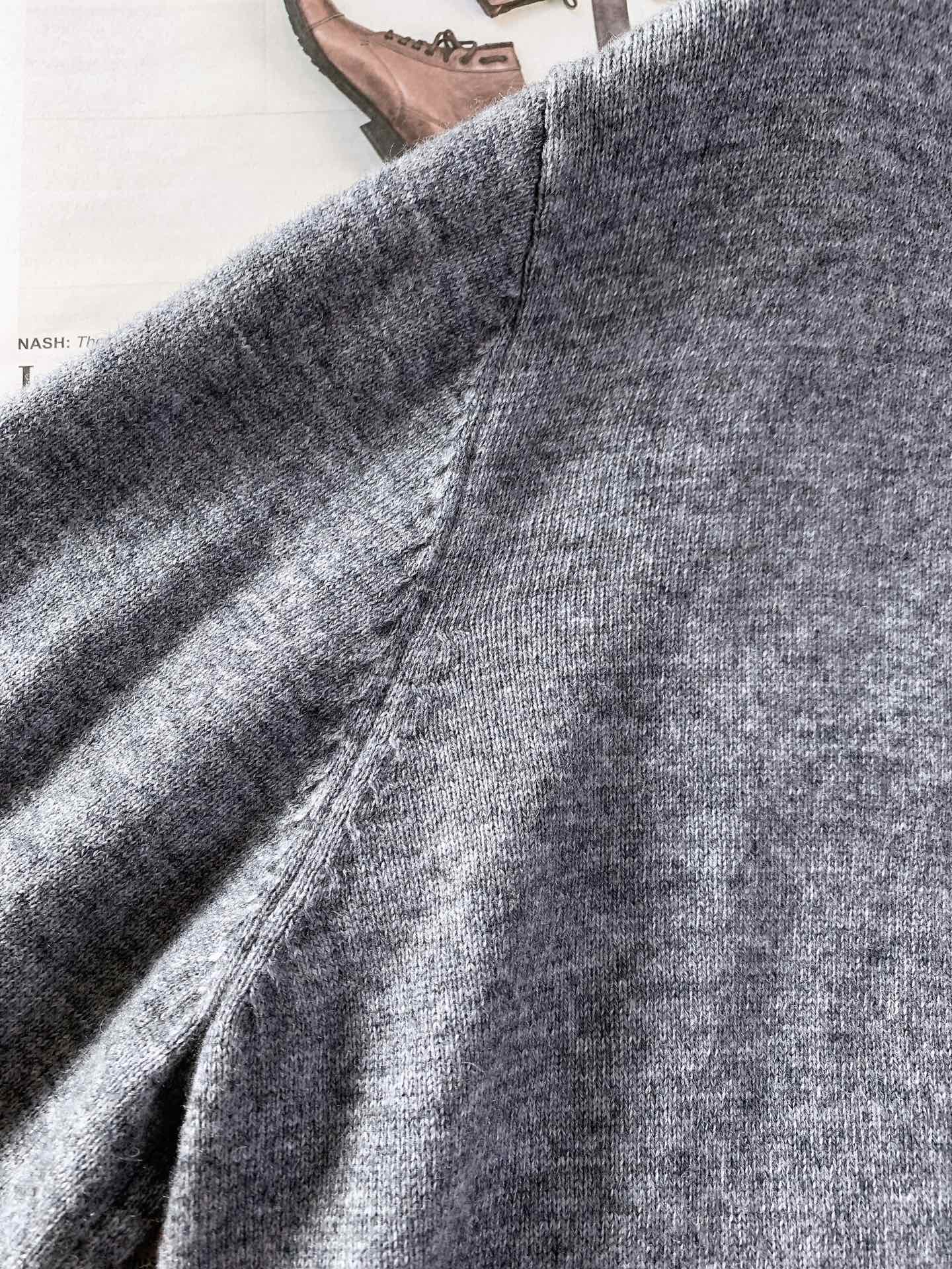 Prada 普拉达 新款羊毛圆领毛衣甄选优质美丽奴羊毛打造，并饰以提花徽标。羊毛是Prad具标志性的针织