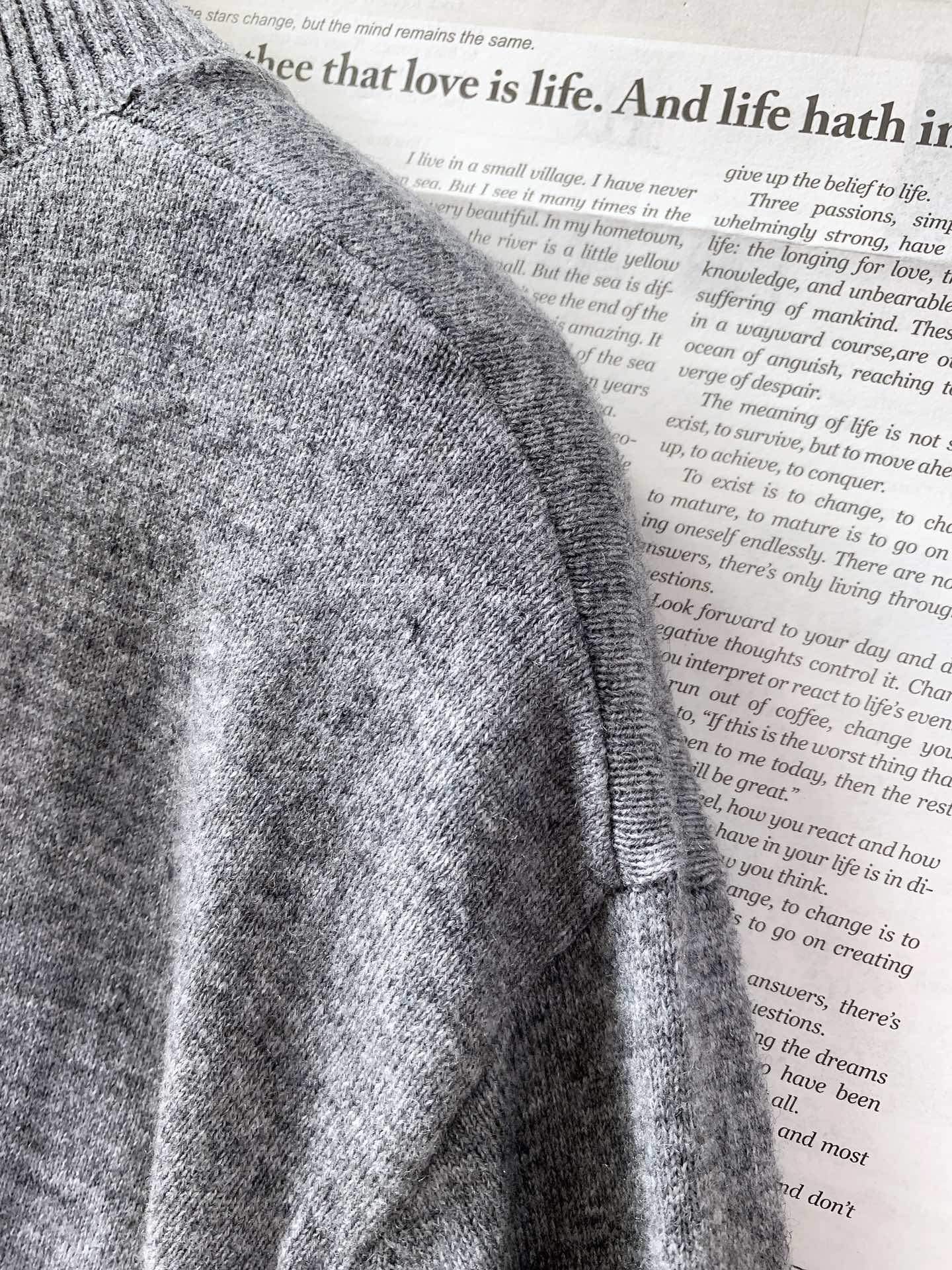 Prada 普拉达 新款羊毛圆领毛衣甄选优质美丽奴羊毛打造，并饰以提花徽标。羊毛是Prad具标志性的针织