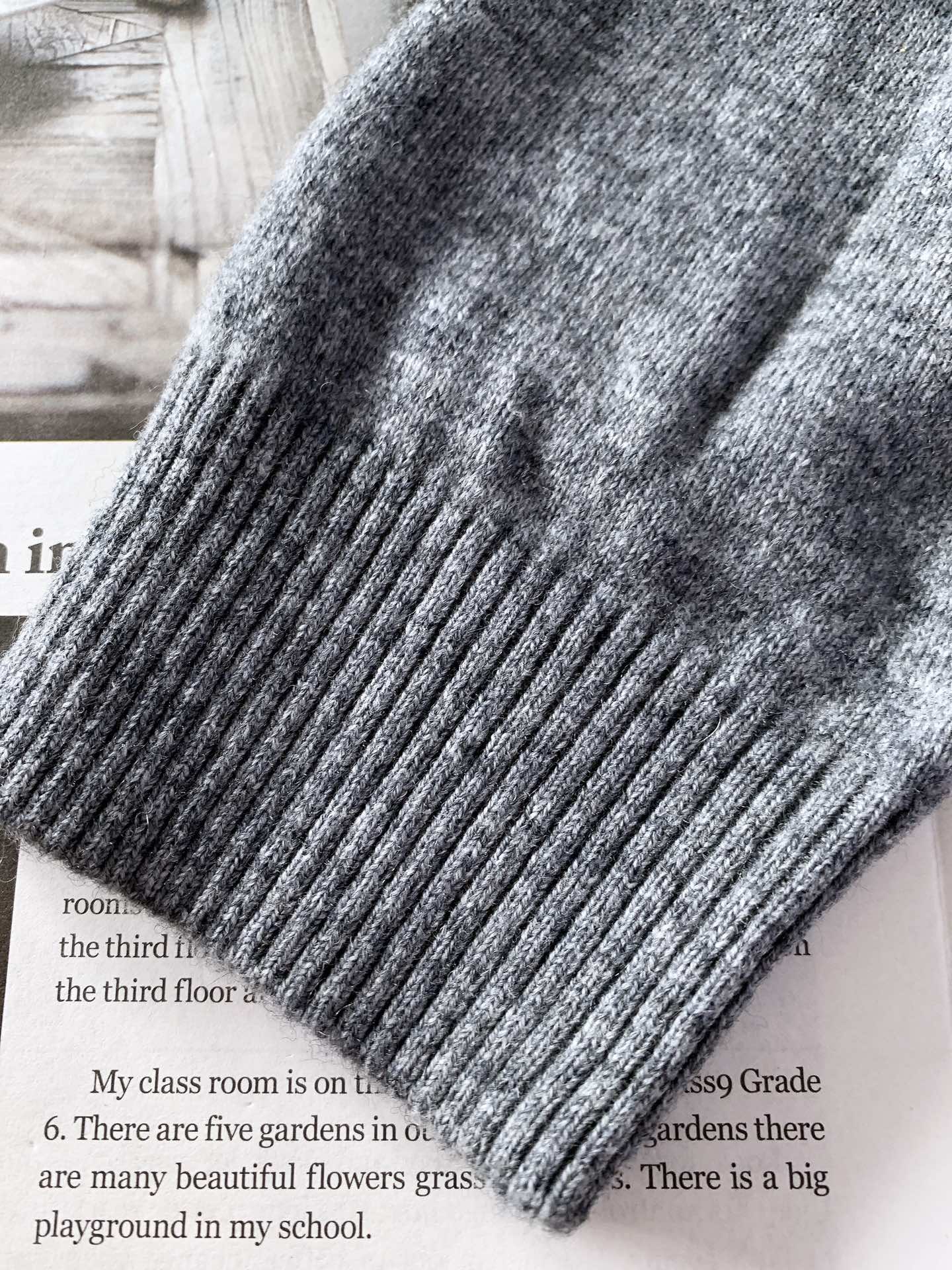 Prada 普拉达 新款羊毛圆领毛衣甄选优质美丽奴羊毛打造，并饰以提花徽标。羊毛是Prad具标志性的针织