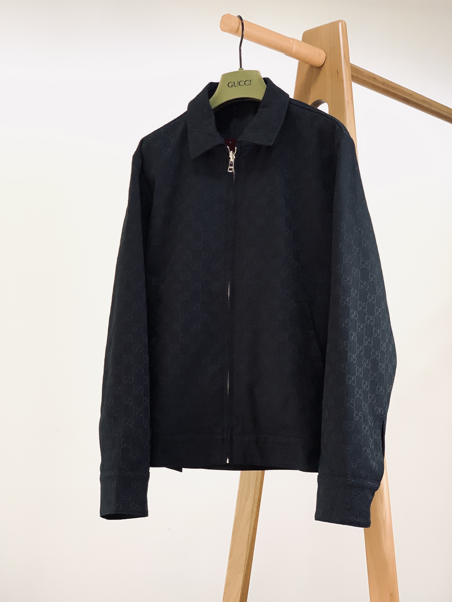 NO:124134,Gucci double-sided jacket, creative director Sabato De Sarno, with the main concept of durability and fitting, carefully creates basic men's items to inject new ideas into men's wardrobe. This double-sided jacket is carefully crafted from black twill nylon on one side and is made of classic GG canvas on the other side, flexible and flexible interpretation of versatile shapes. S-size 63 bust 114 shoulder width 46.5 sleeve length 64 M-size 65 bust 118 shoulder width 48 sleeve length 65 L-size 67 bust 122 shoulder width 49.5 sleeve length 66 XL-size 69 bust 126 shoulder width 51.5 sleeve length 67 ……………………………………………………………………………………………………………………………………………………………………………………………………………………………………………………………………………………………………………………………………………………………………………………………………………………………………………………………………………………………………………………………………………………………………………………………………………………………………………………………………………………………………………………………………………………………………………………………………………………………………………………  & coats,jackets & coats,alexander wang19860909Gucci 古驰 双面穿夹克外套,创作总监Sabato De Sarno以经久耐穿和合身剪裁为主要理念,精心打造男士基本款单品,为男士衣橱注入新意.这款双面夹克一面采用黑色斜纹尼龙精心制作,另一面采用经典GG帆布匠造而成,灵活演绎多变造型. S码衣长63 胸围114 肩宽46.5 袖长64 M码衣长65 胸围118 肩宽48 袖长65 L码衣长67 胸围122 肩宽49.5 袖长66 XL码衣长69 胸围126 肩宽51.5 袖长67 …………………………………………………… Size46-52,,gucci,gucci,jackets & coats,jackets & coats,alexander wang,Men's clothing