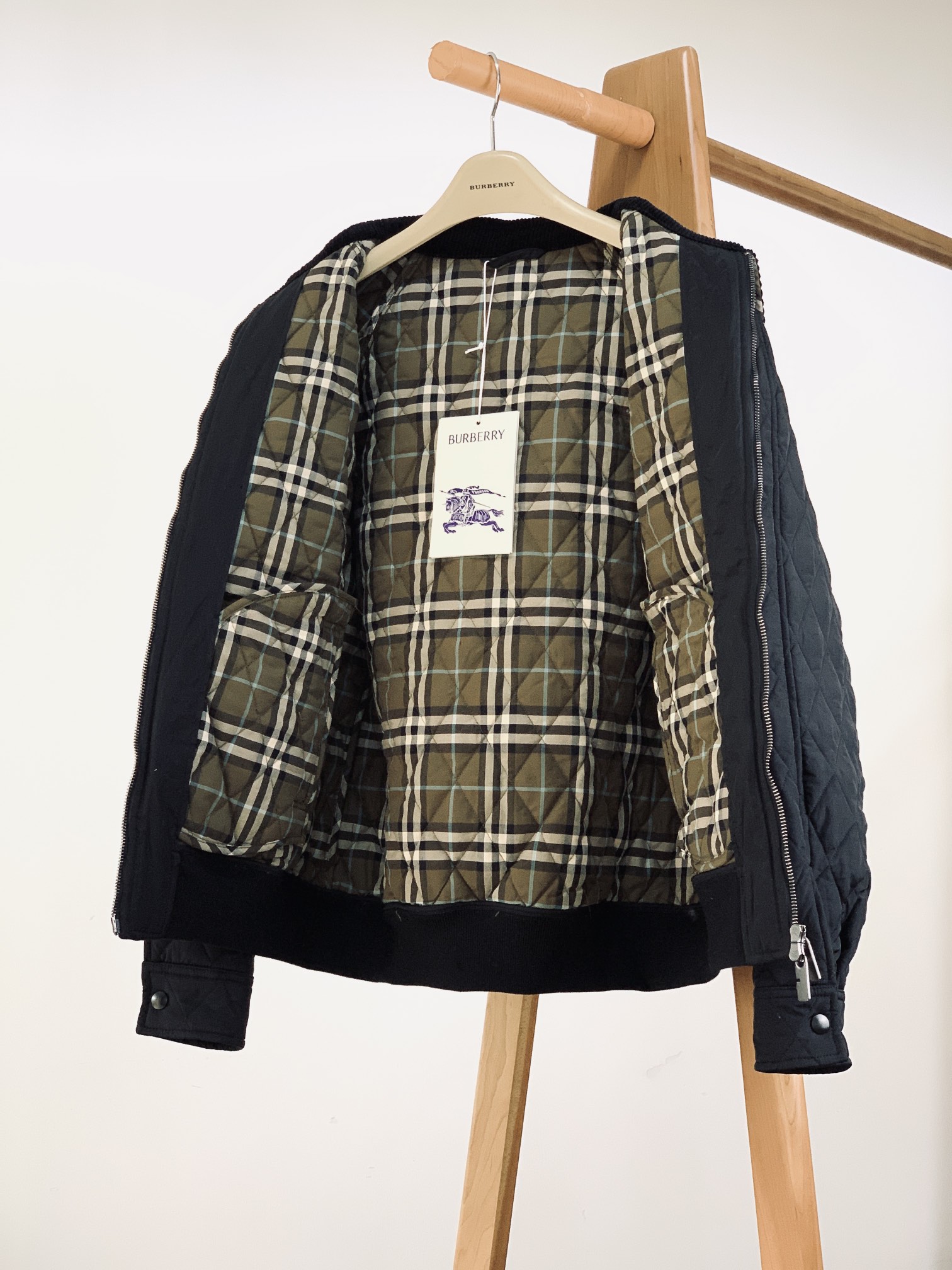 Burberry 巴宝莉 新款绗缝尼龙Taunton 夹克这款选用防护性尼龙面料打造。融入灯芯绒衣领，搭