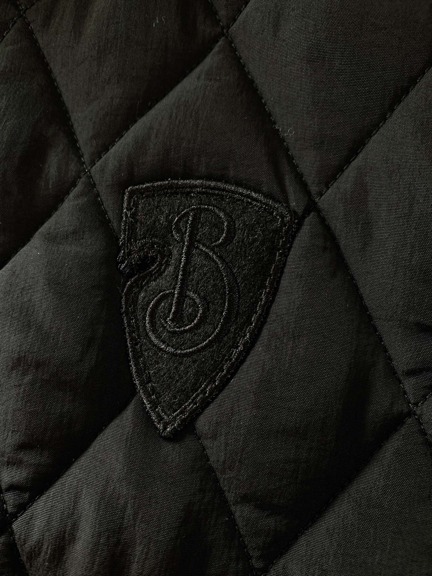 Burberry 巴宝莉 新款绗缝尼龙Taunton 夹克这款选用防护性尼龙面料打造。融入灯芯绒衣领，搭