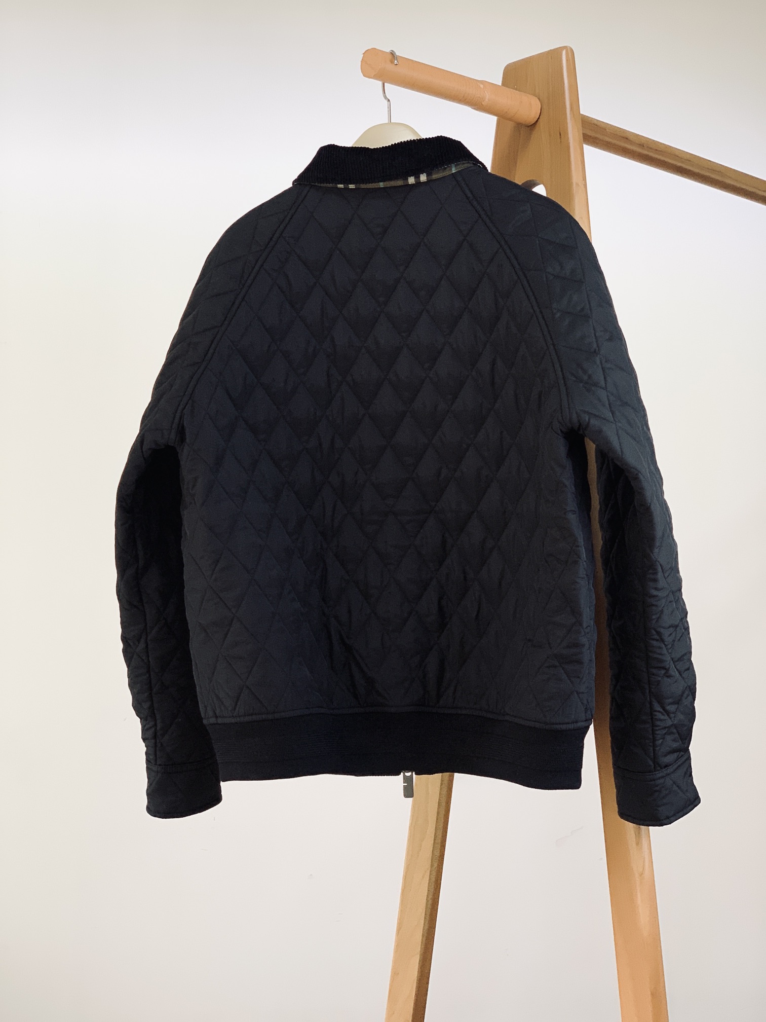 Burberry 巴宝莉 新款绗缝尼龙Taunton 夹克这款选用防护性尼龙面料打造。融入灯芯绒衣领，搭