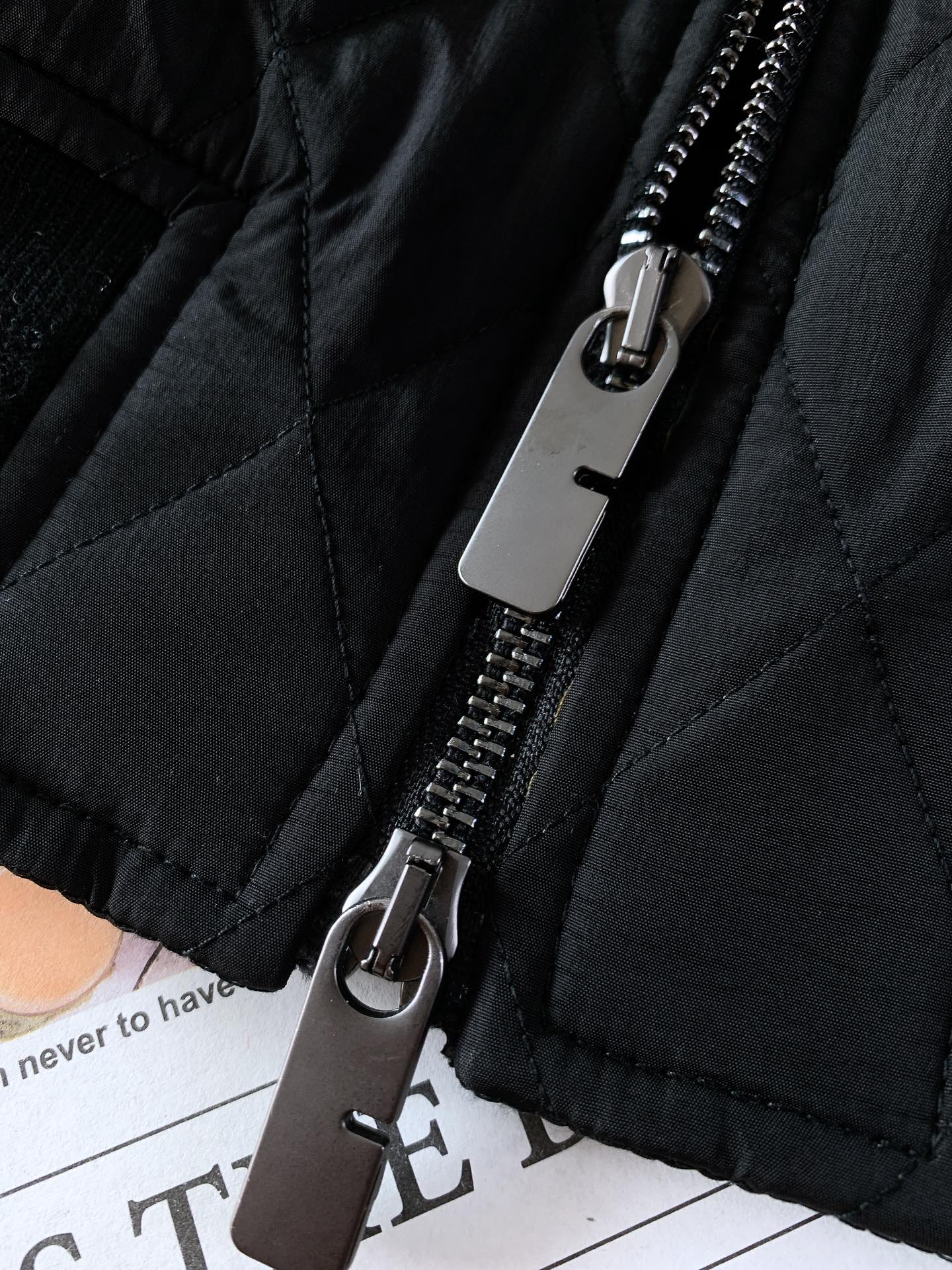 Burberry 巴宝莉 新款绗缝尼龙Taunton 夹克这款选用防护性尼龙面料打造。融入灯芯绒衣领，搭