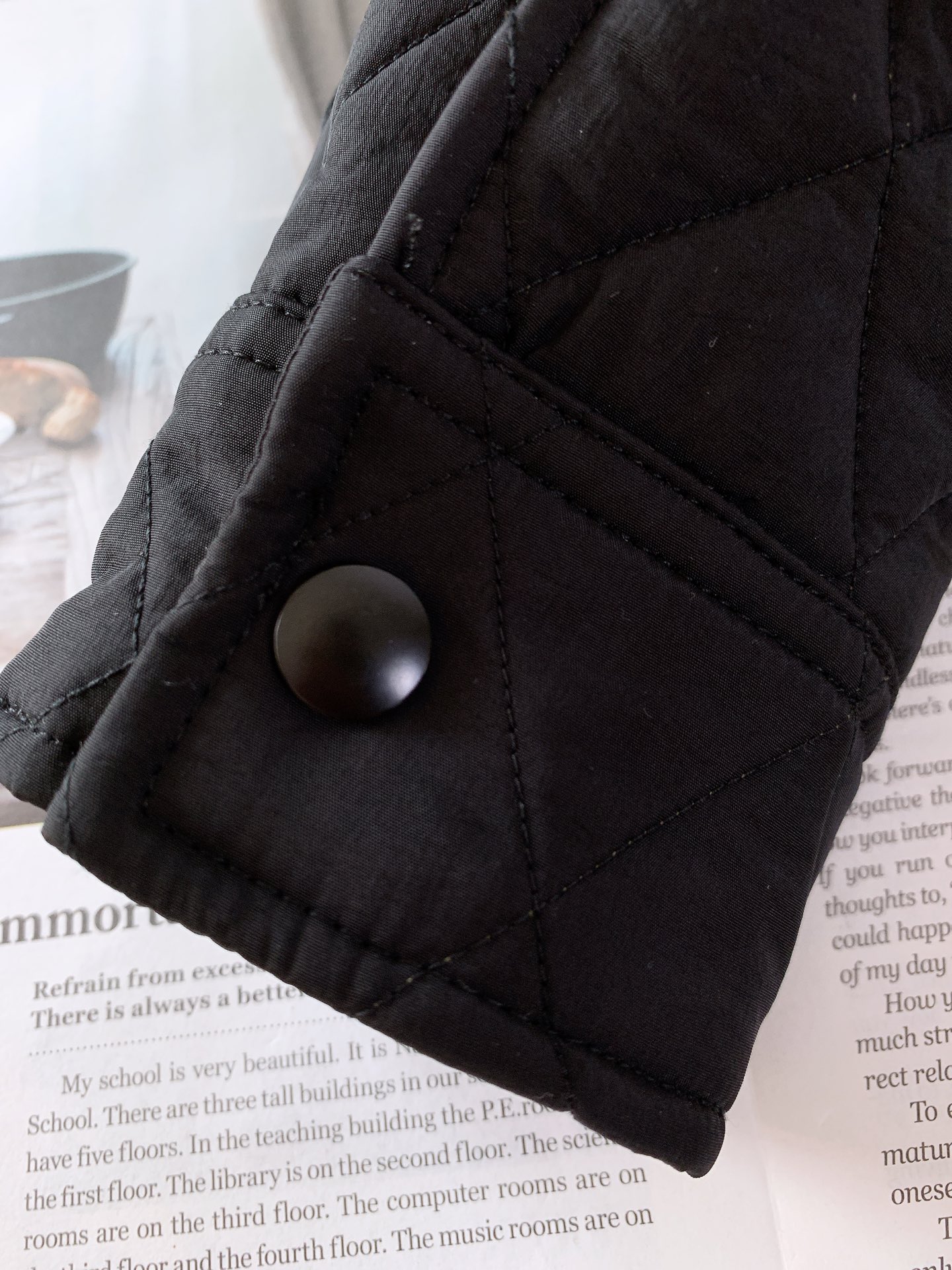 Burberry 巴宝莉 新款绗缝尼龙Taunton 夹克这款选用防护性尼龙面料打造。融入灯芯绒衣领，搭