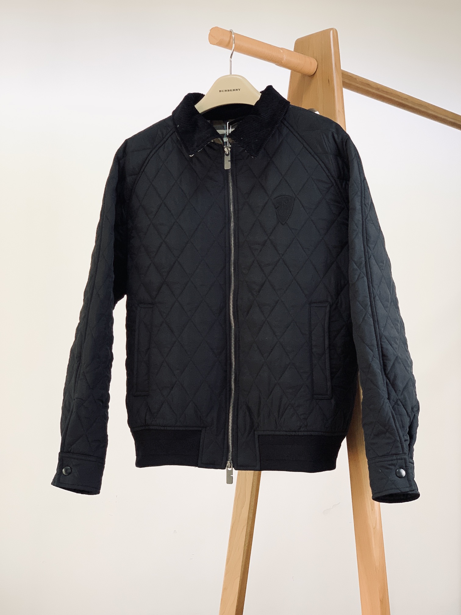 Burberry 巴宝莉 新款绗缝尼龙Taunton 夹克这款选用防护性尼龙面料打造。融入灯芯绒衣领，搭