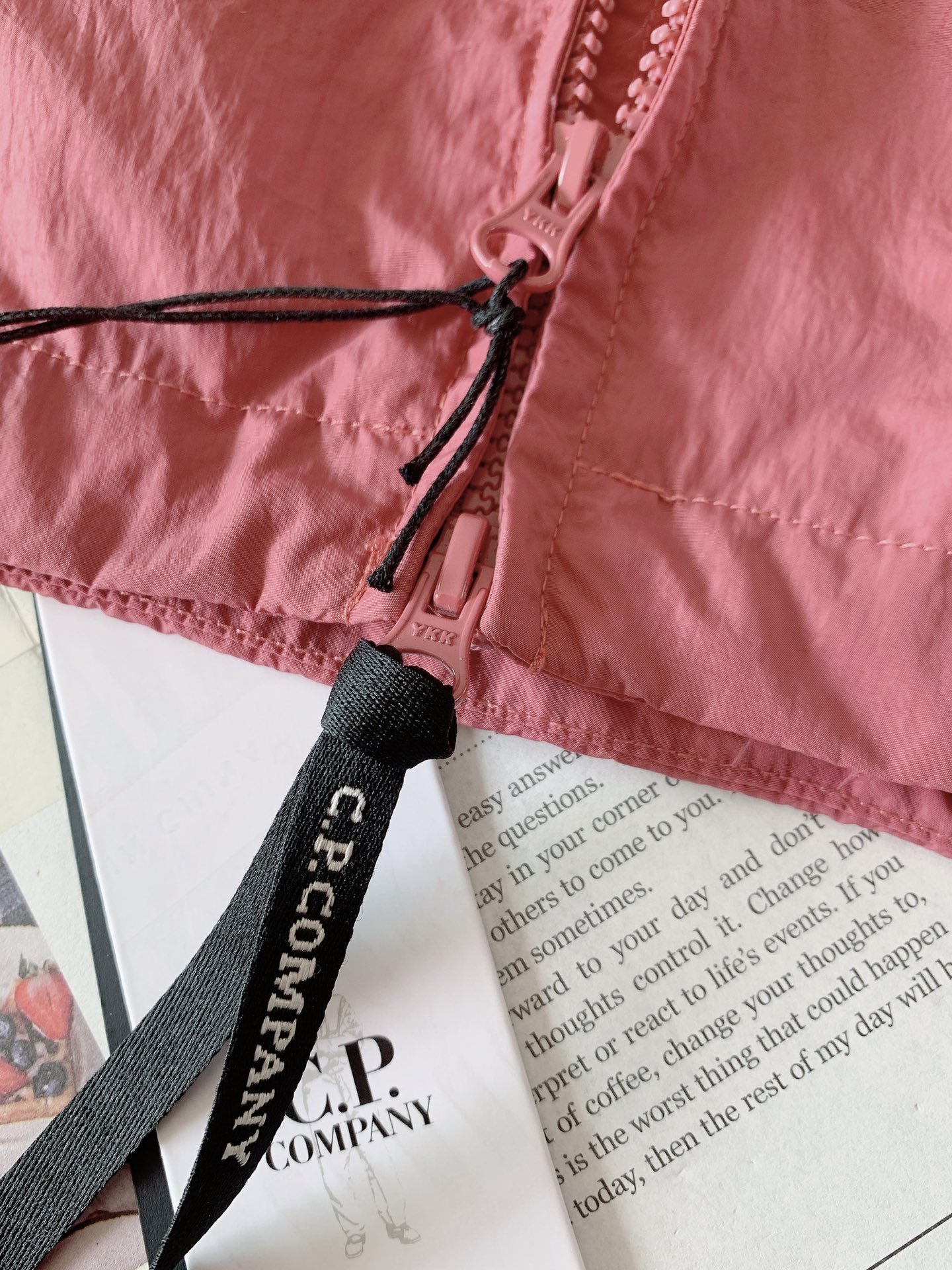 
C.P.ComPany 意大利顶级机能品牌，以精巧的细节和科技功能性见长。CP最拿手的改良创新，将工装